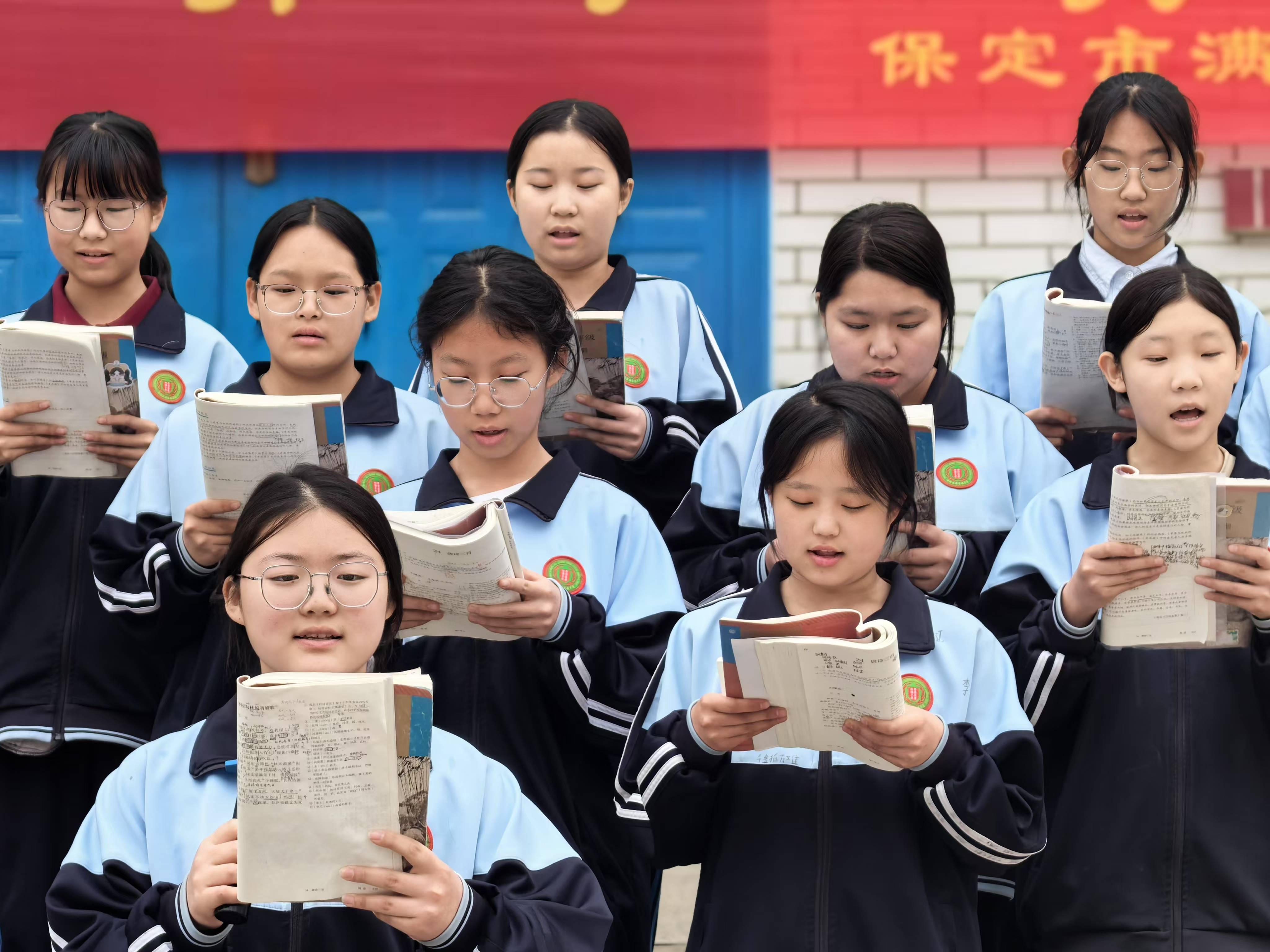 保定市满城区：书香润校园 诵读展风采_fororder_学生们饱含深情诵读经典篇目 摄影 冉全福