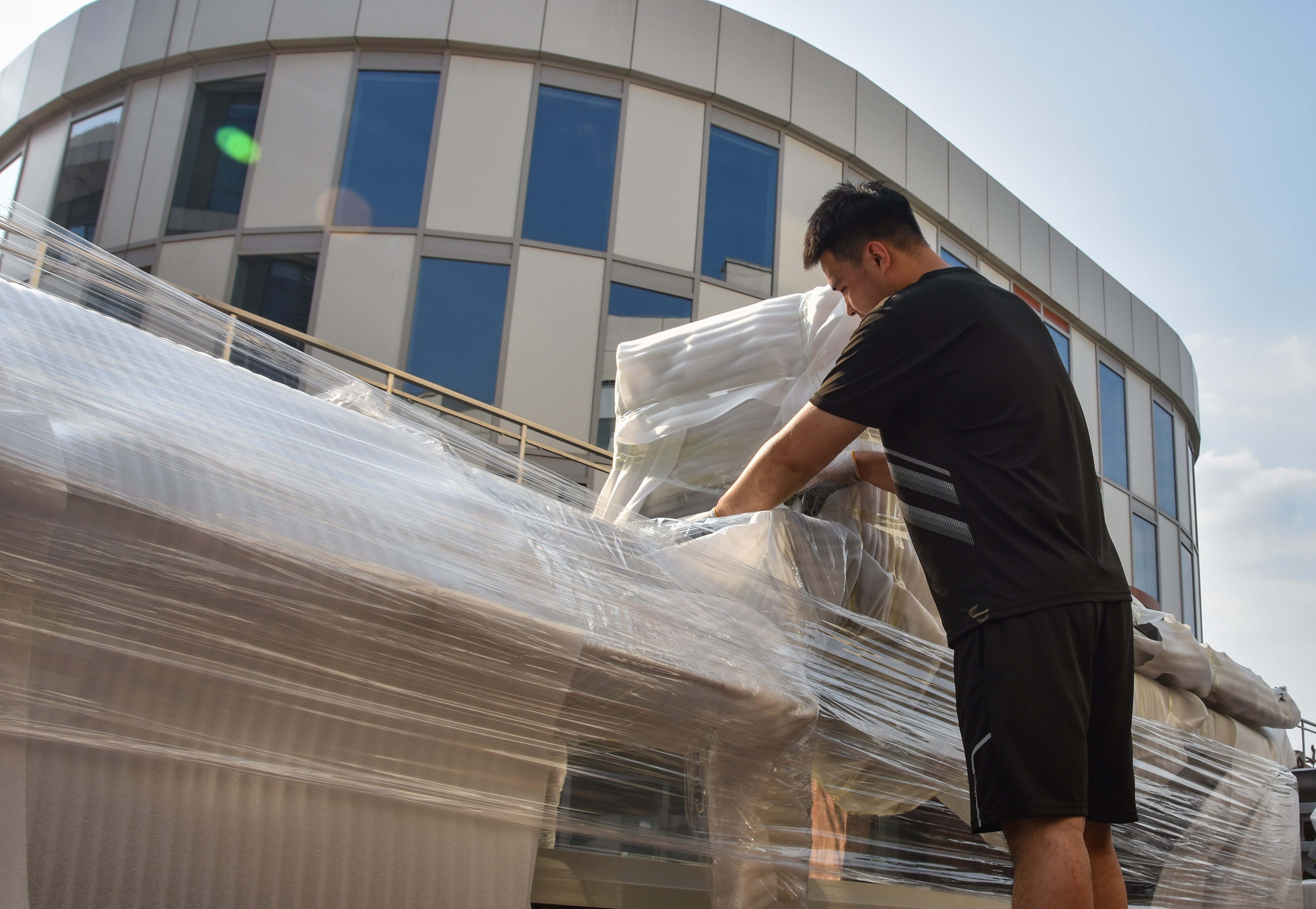 遵化机器人“奔赴”新疆  科技赋能番茄产业_fororder_工作人员正在对装车的设备进行最后的检查。许昊 摄