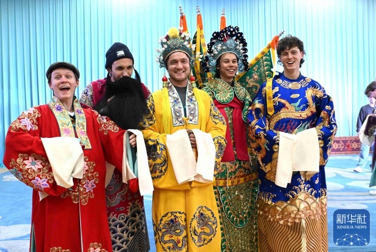美国青年学生在沉浸中“感知中国” 在交流中延续友谊