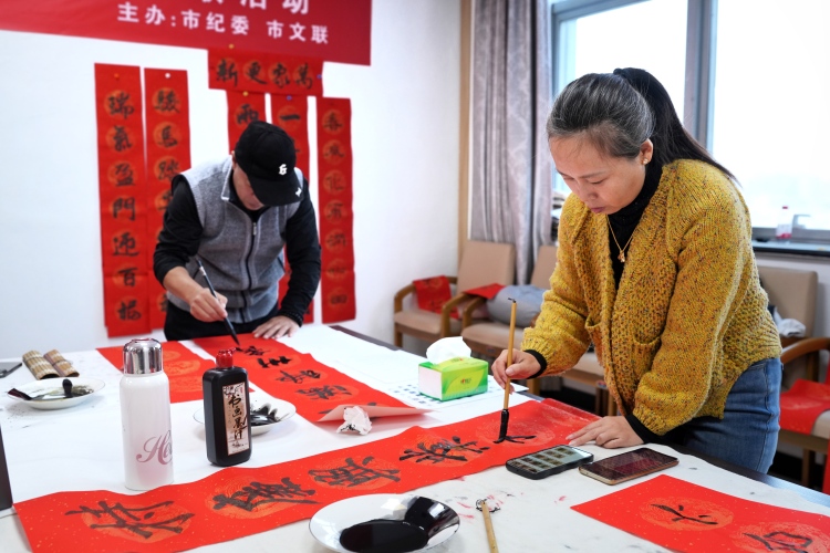 河北迁安：清风润佳节 翰墨书廉心_fororder_1月28日，书法爱好者正在写春联。张泽慧摄（2）