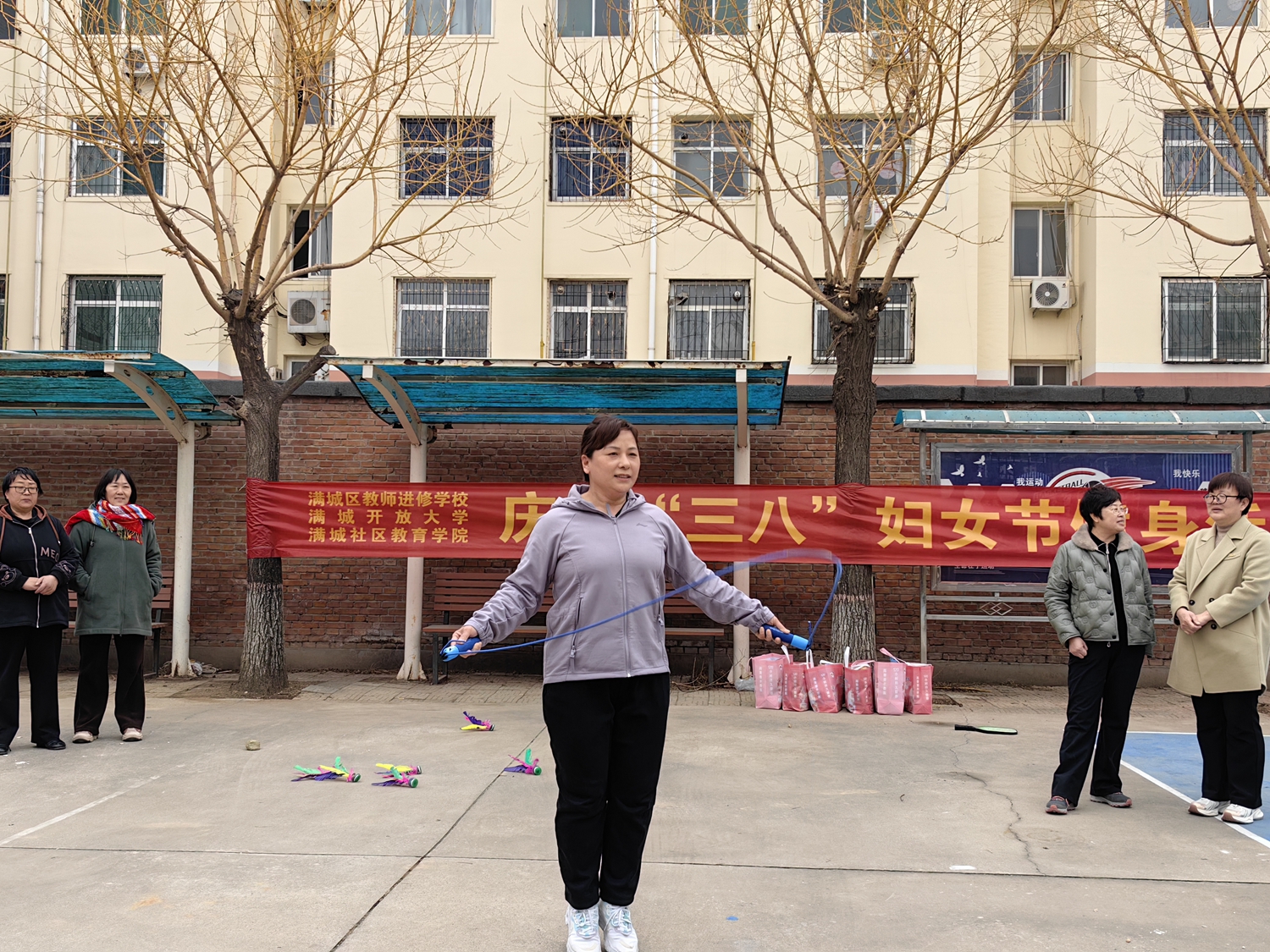 图片默认标题_fororder_女教职工手中的跳绳快速飞舞 摄影 冯凡