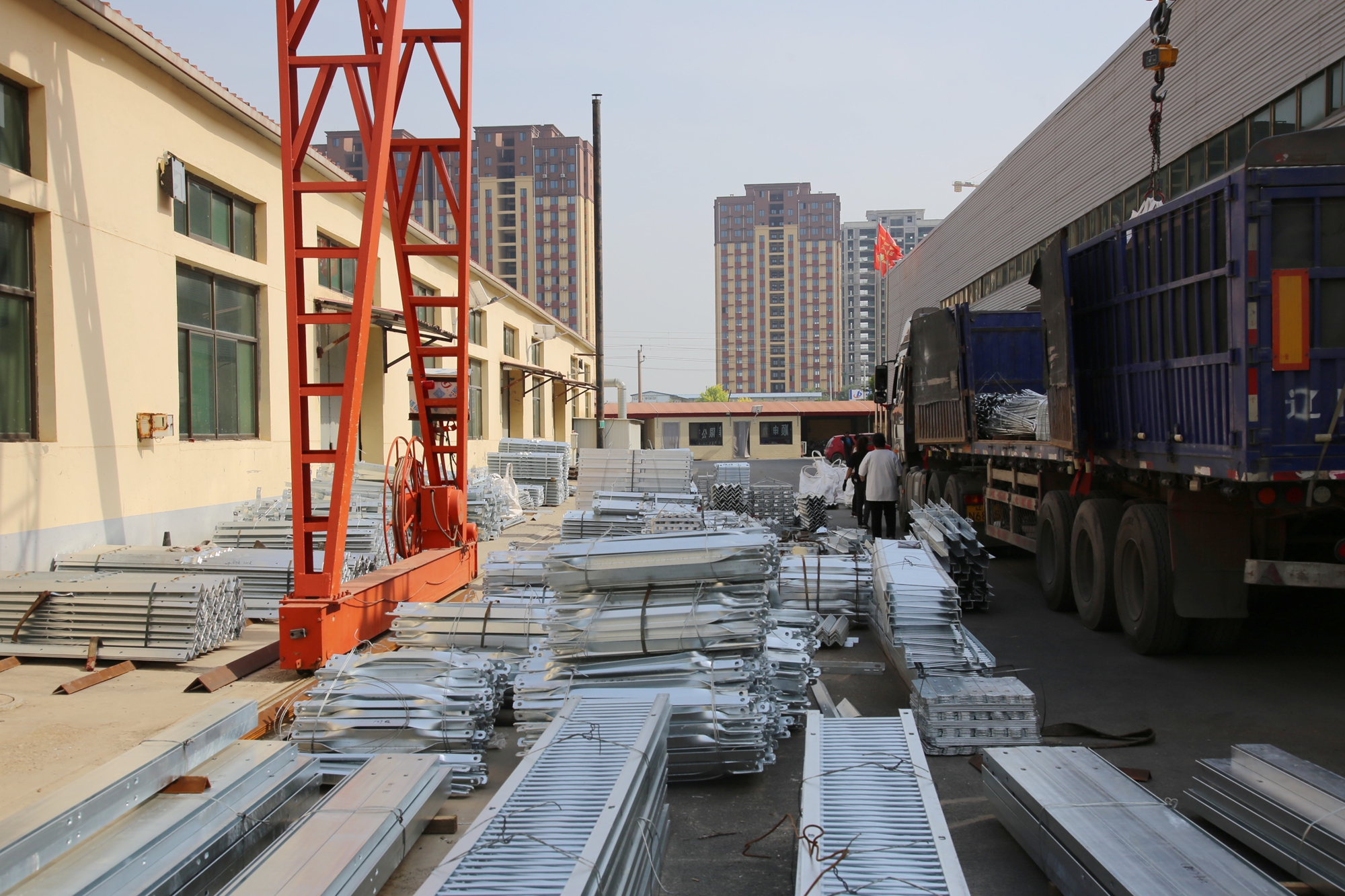 保定市满城区：数字技术赋能电气行业转型升级_fororder_电力金具装车运输 摄影 张辰泽.JPG
