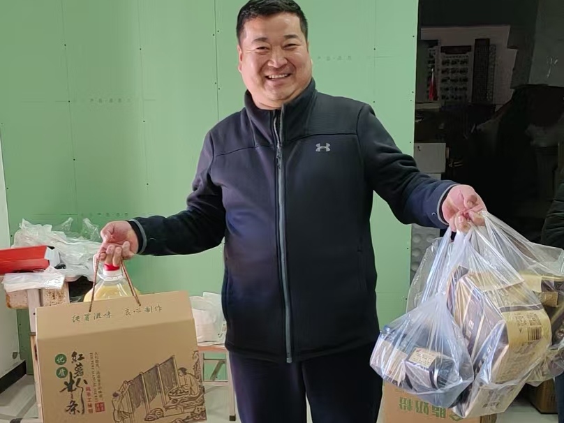 保定徐水区：合作社年货丰 村干部促销忙