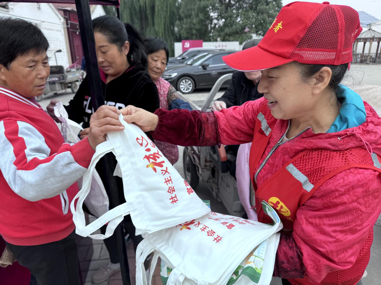 河北泊头：“跑腿帮帮团”上门服务暖民心_fororder_图片4