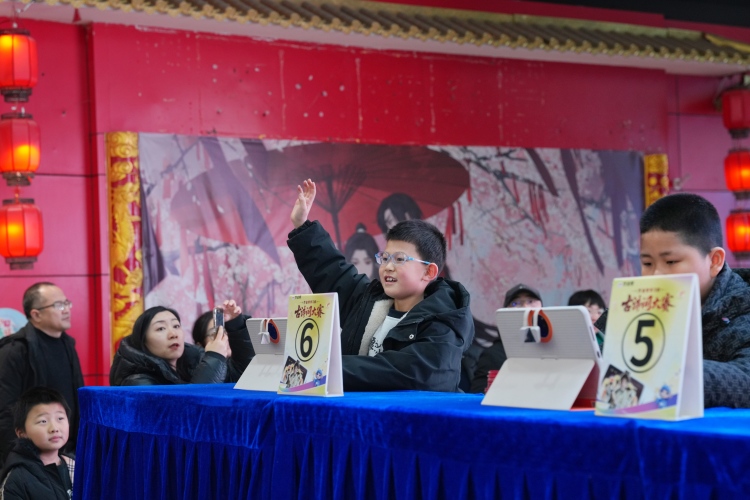 河北省迁安市“品诗词之美 扬文化之光”第二届诗词大赛圆满落幕_fororder_图为迁安市第二届诗词大赛少儿组决赛小选手赢得小组赛胜利时正在和观众挥手致意。张泽慧摄