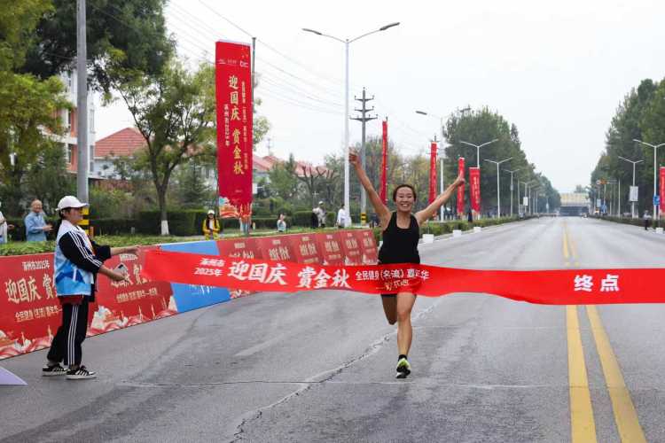 涿州举办全民健身嘉年华暨金秋招聘会喜迎国庆_fororder_3