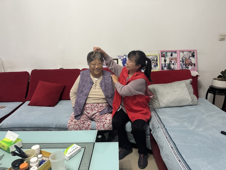 情暖重阳 遵化市开展多彩活动传递敬老温情_fororder_遵化市南关社区志愿者为老人梳头。闫禄摄