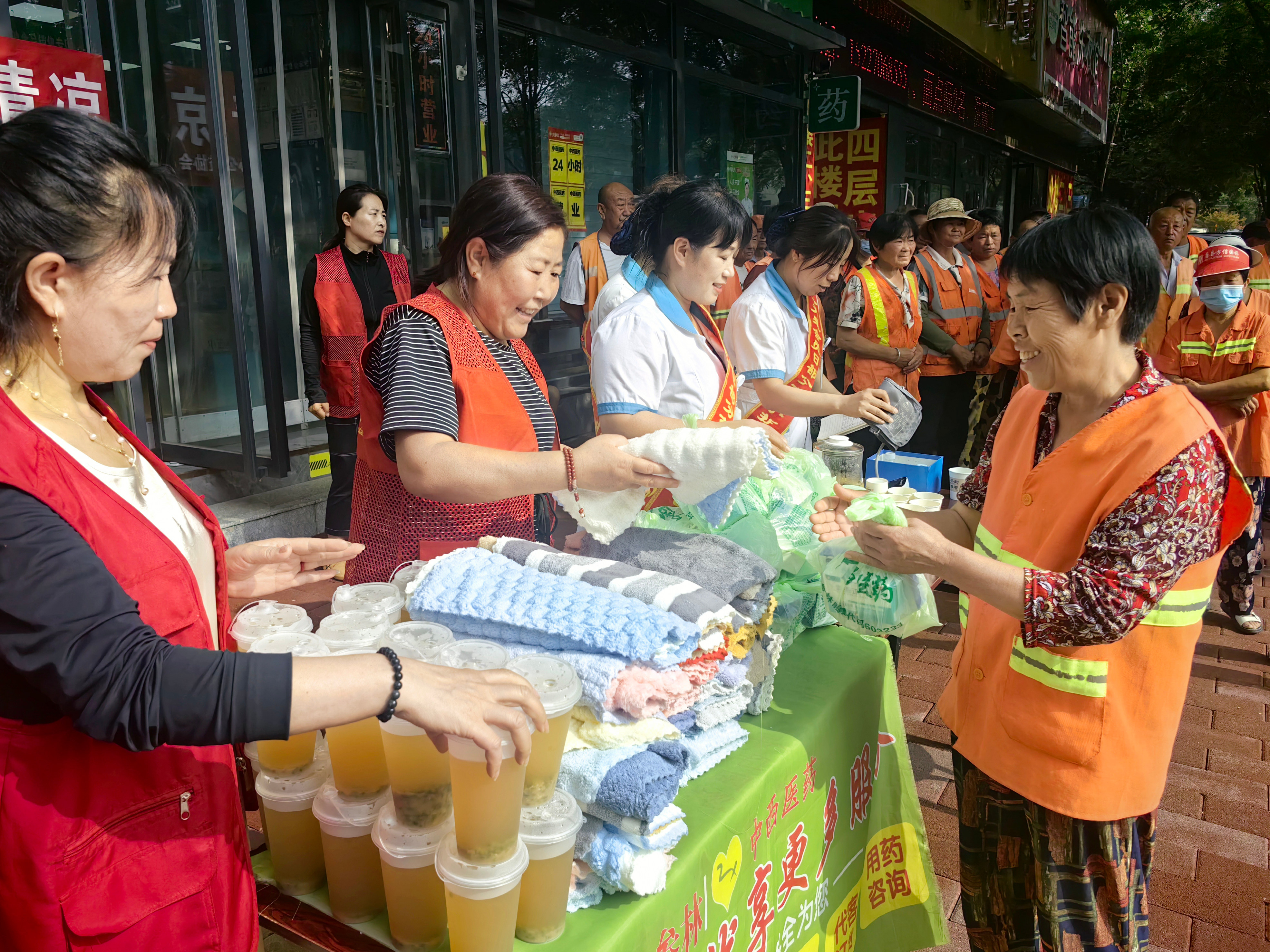 河北唐县：情系环卫工 夏日送清凉_fororder_活动现场，工作人员正在发放夏日清凉物资。摄像 崔媛媛