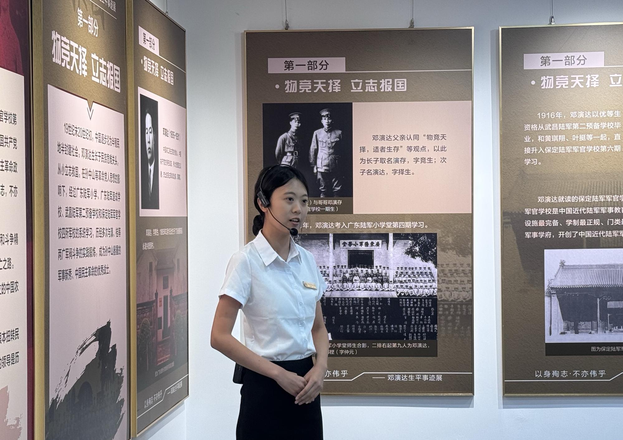 图片默认标题_fororder_讲解员现场悉心讲解 摄影 袁野