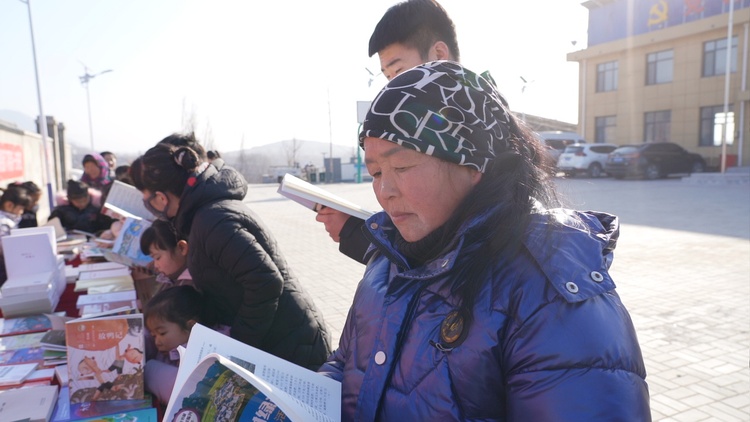 河北迁安开展“阅读新春 书香飘万家”送书进乡村活动