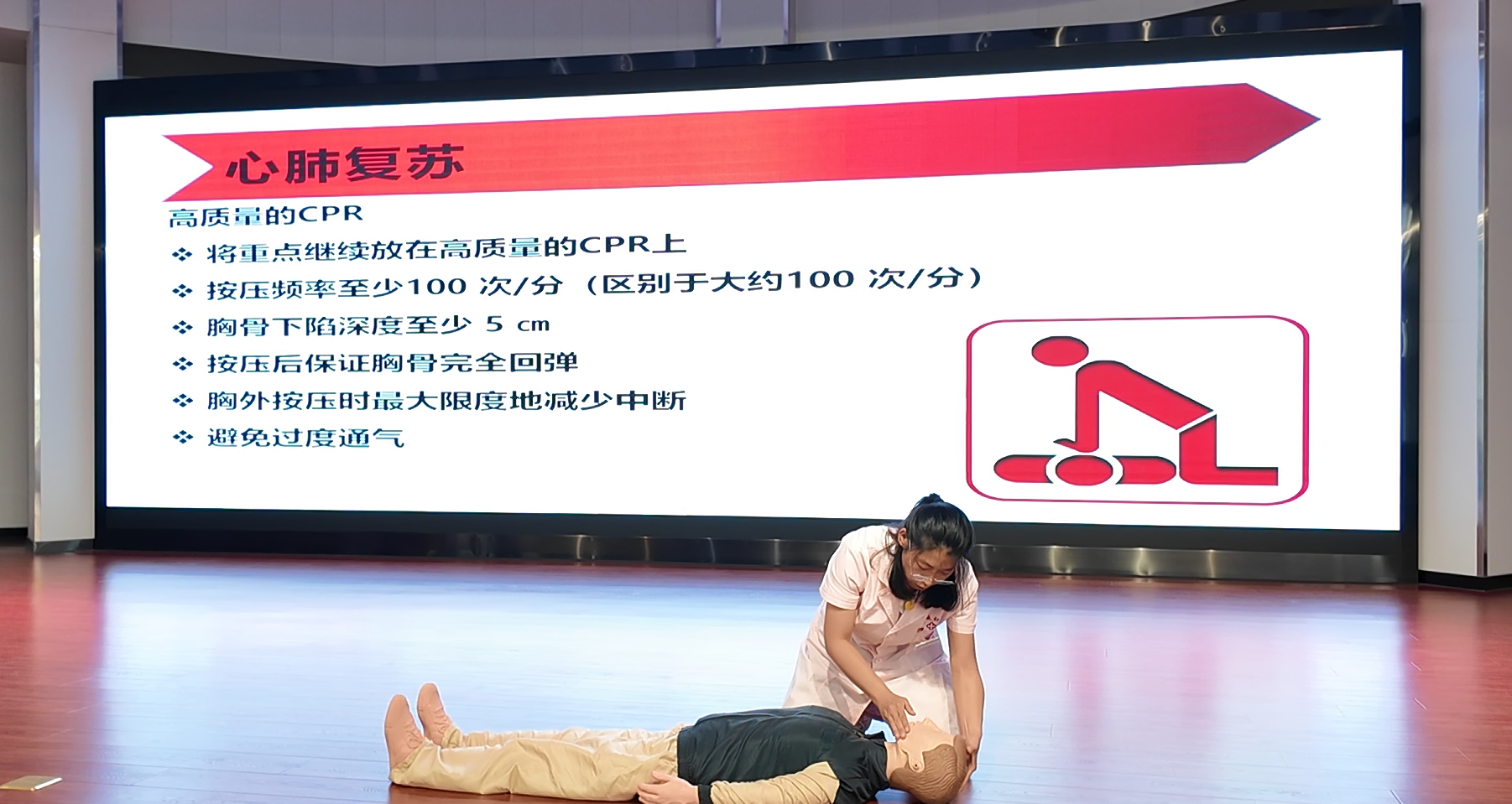 图片默认标题_fororder_现场演示心肺复苏术 摄影 张宇晴