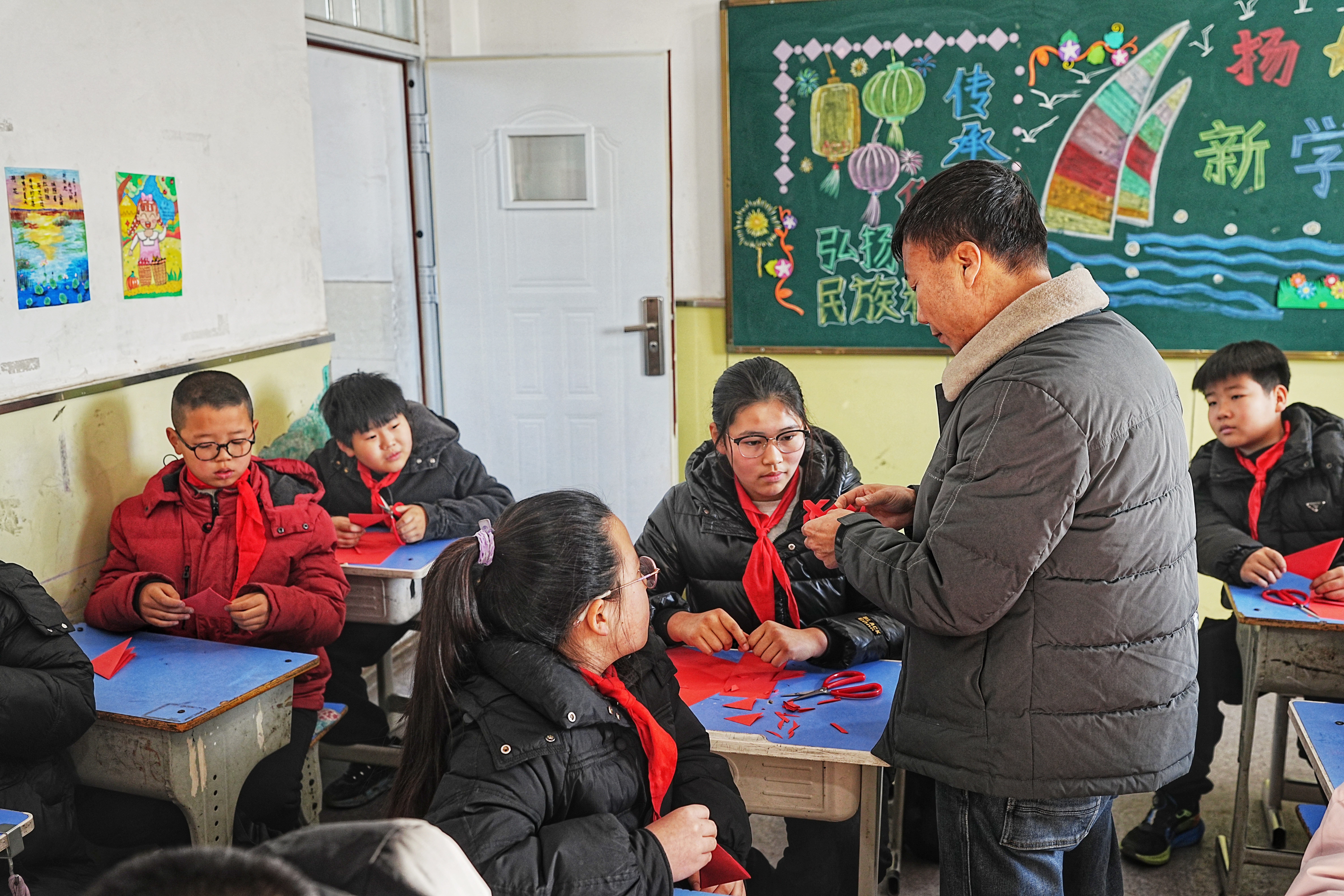 河北迁安：剪纸非遗进校园 指尖生花迎新年_fororder_12月25日，非遗传承人正在一对一指导学生剪纸。张泽慧摄（2）