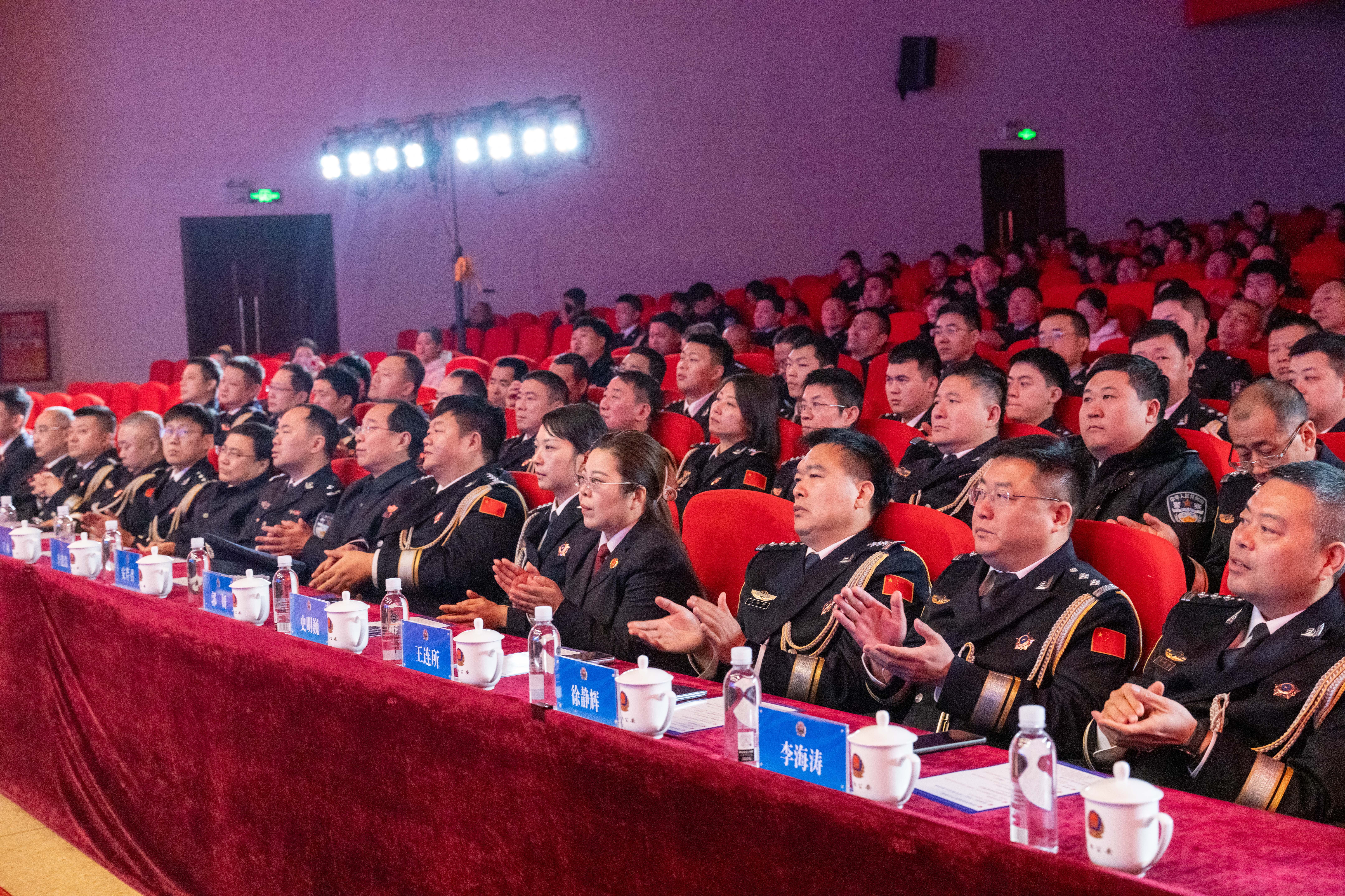 “致敬人民卫士 共筑时代荣光”莲池区公安分局庆祝第六个中国人民警察节暨荣誉仪式_fororder_图片三：观众现场观看节目。（刘昊隆摄）