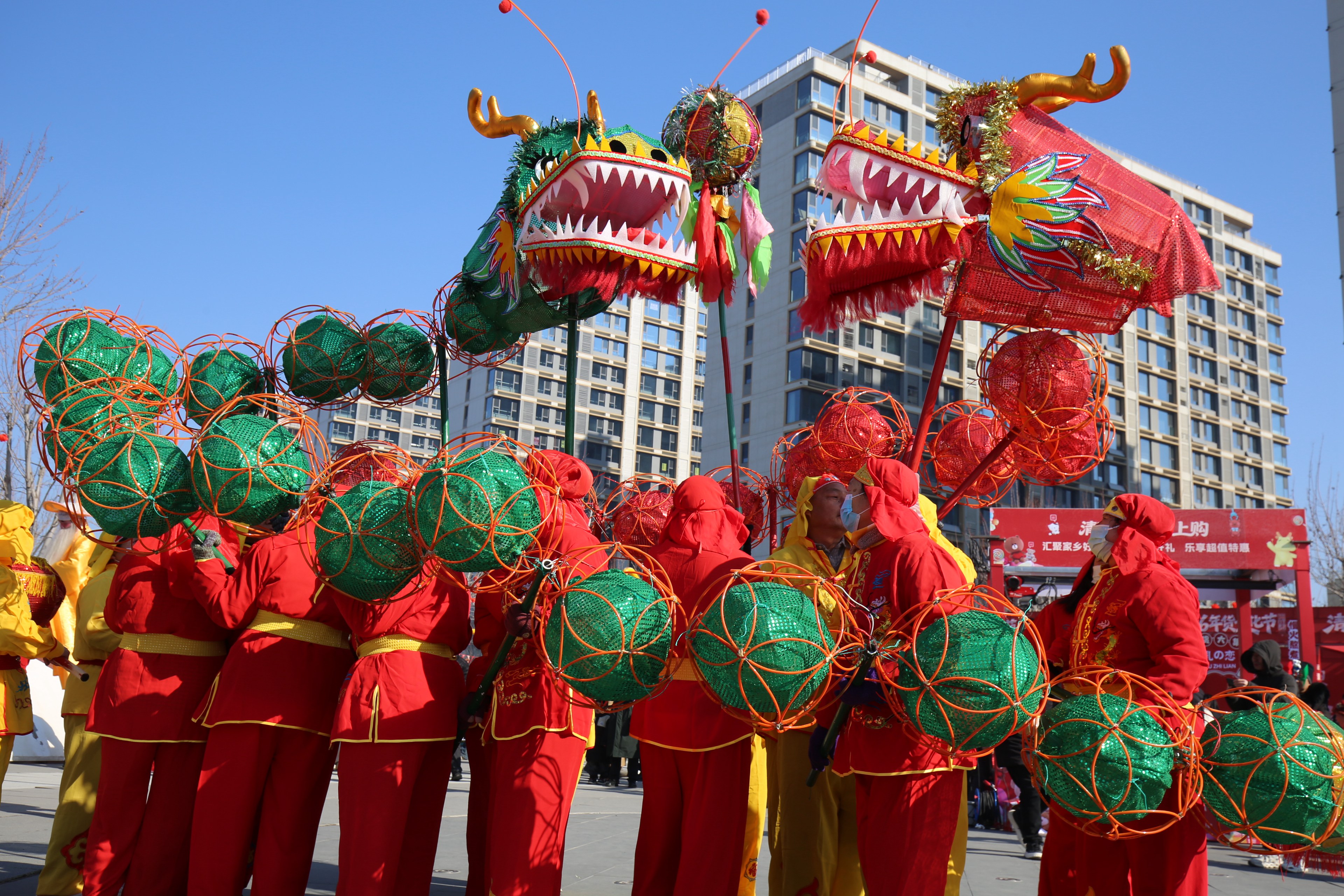 图片默认标题_fororder_绣球龙灯表演。摄影 王磊