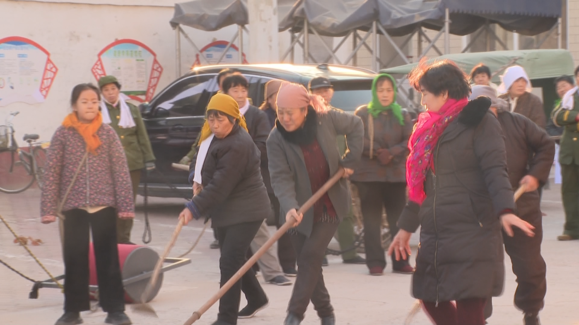 石家庄鹿泉区：花会展演节目拉碌碡演绎传统民俗