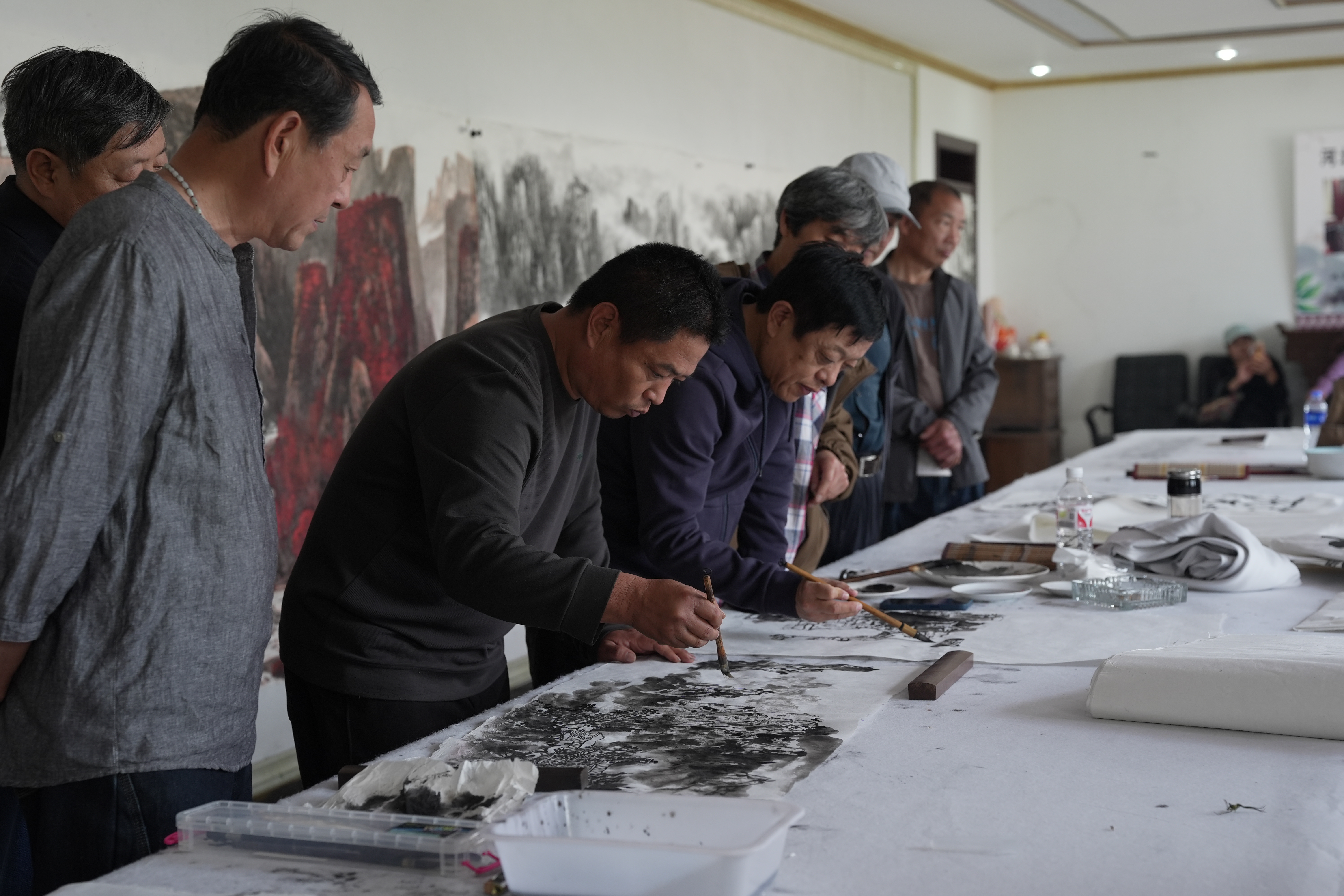 河北迁安：百名艺术家“迁纸”画迁安_fororder_4月30日，在迁安市闫家店镇迁纸书画院，画家正在用迁纸作画，张泽慧 摄
