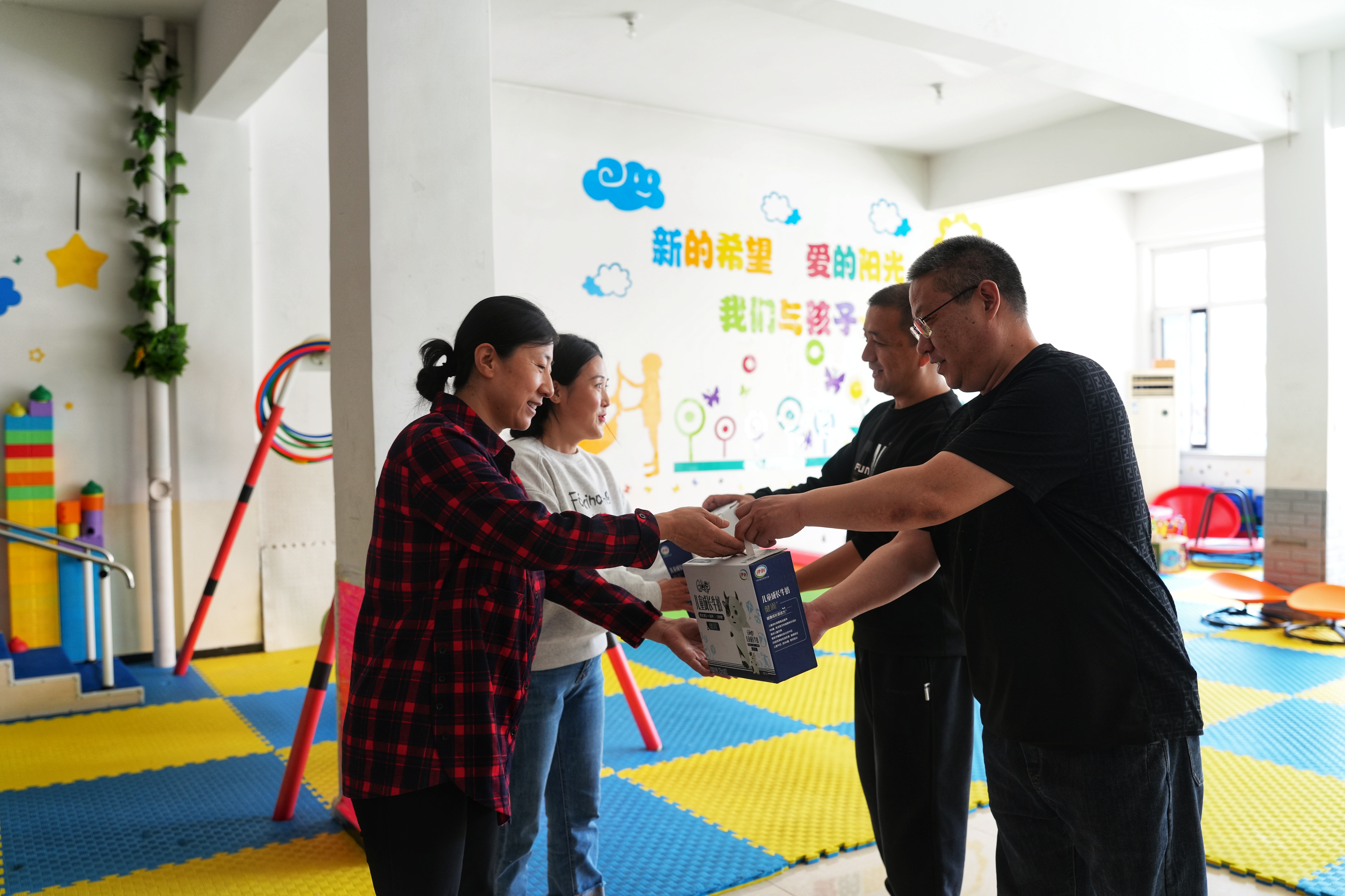 河北迁安：全国助残日 爱心暖人间_fororder_5月15日，迁安市残联工作人员为天云残障人士康复中心送去牛奶等生活物资。张泽慧摄