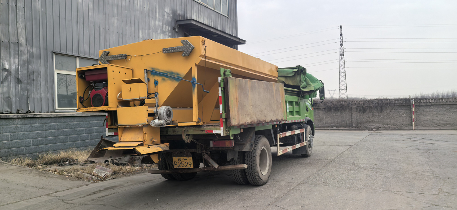 保定市满城区：以雪为令 闻雪而动 筑牢出行安全防线_fororder_对撒布车进行检修、保养和调试 摄影 郭哲