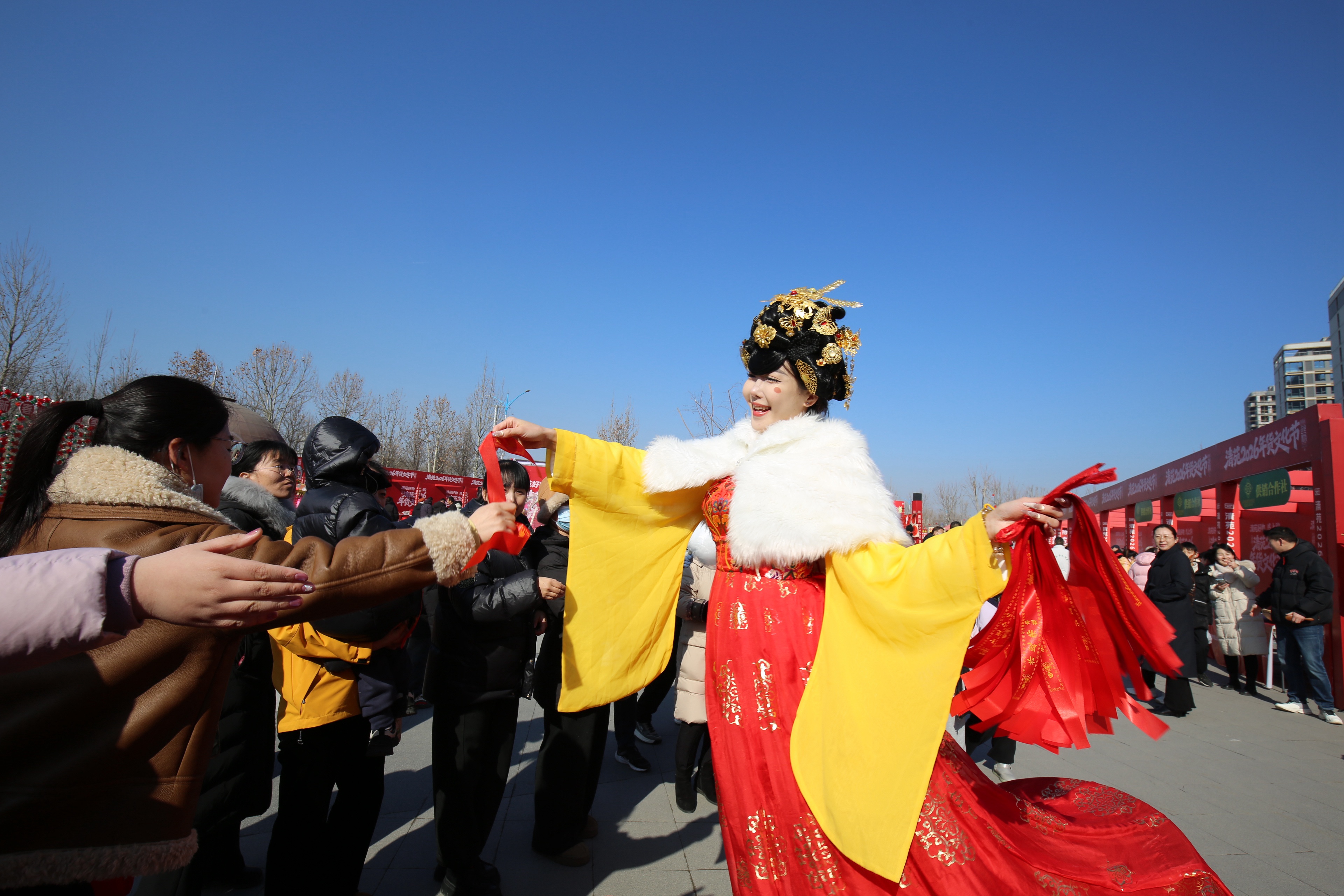 图片默认标题_fororder_“不倒翁”演员与市民温情互动。摄影 王磊