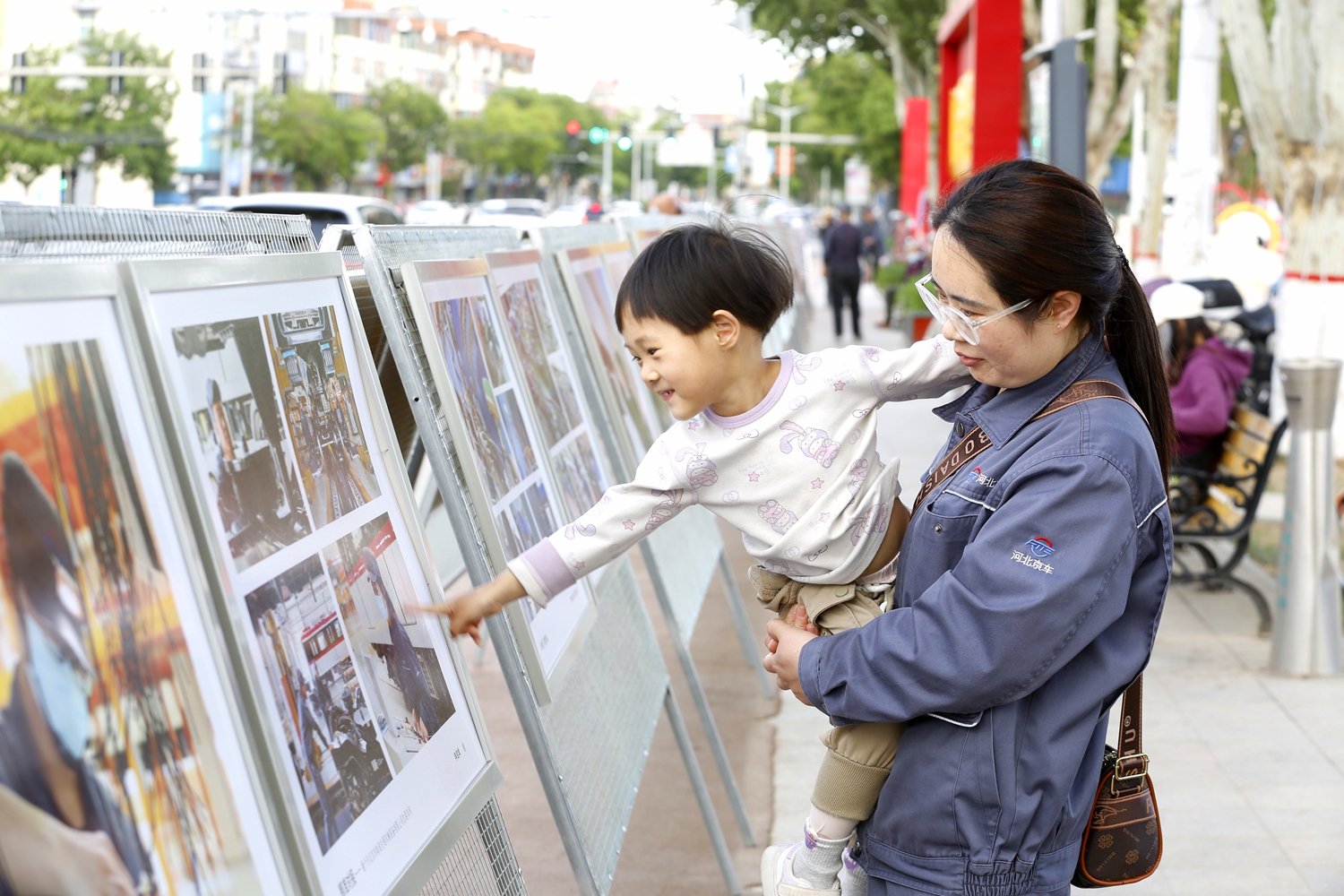 保定市满城区：劳动铸就梦想 镜头定格荣光_fororder_市民观看影展 摄影 薛双双