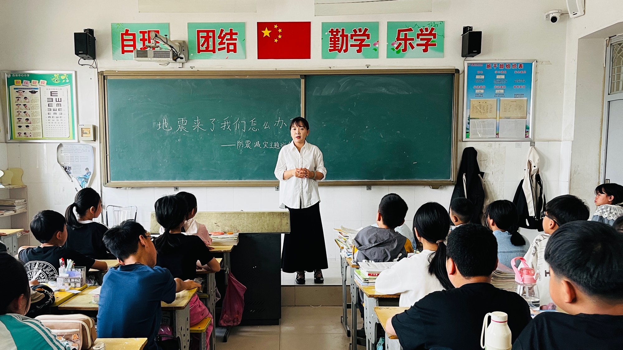 保定市满城区：开展防震减灾应急演练 筑牢安全防线_fororder_班主任通过主题班会讲解“躲、逃、防”避震知识 摄影 谭思思