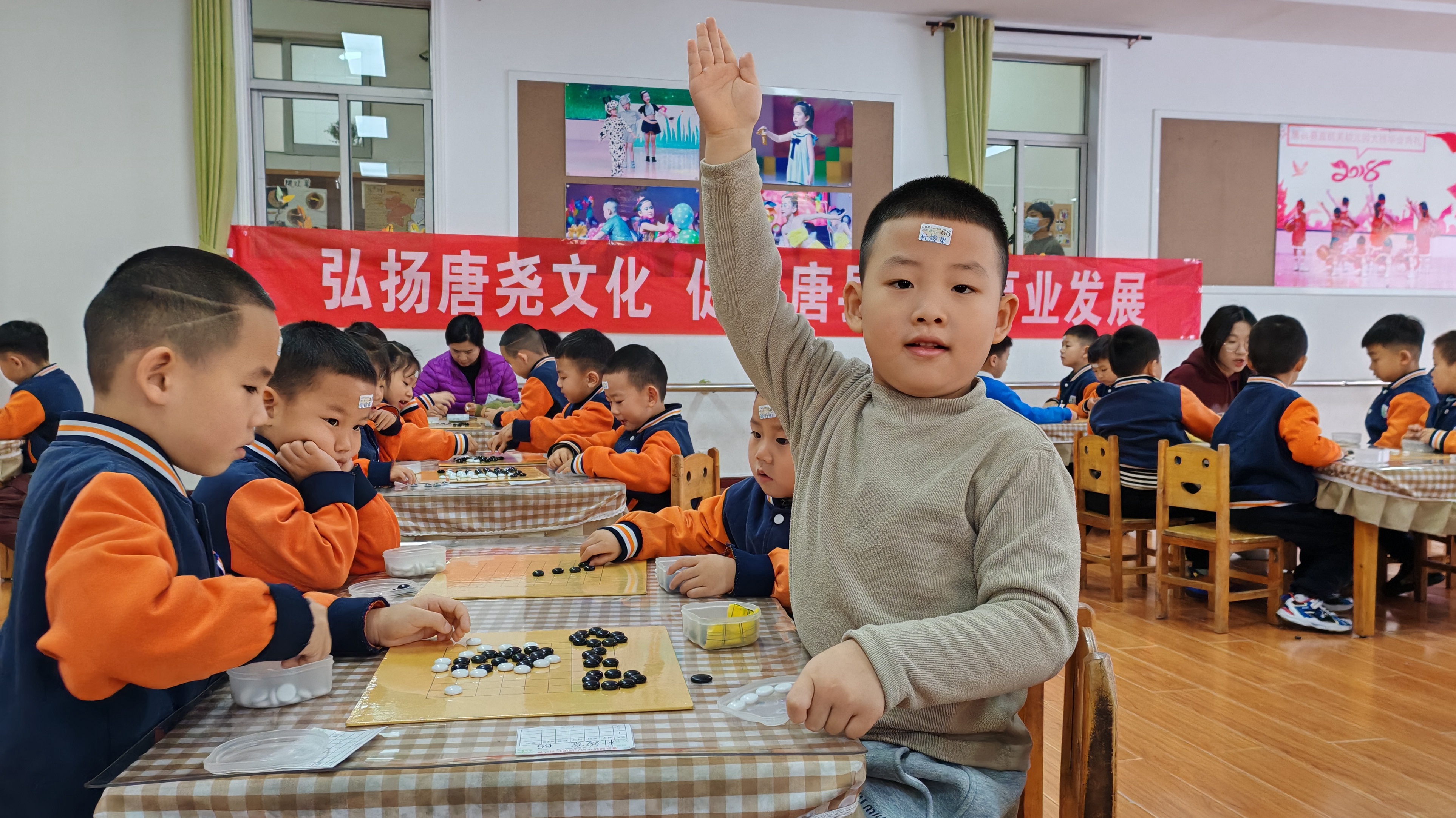 河北唐县：黑白对弈 “棋”乐无穷