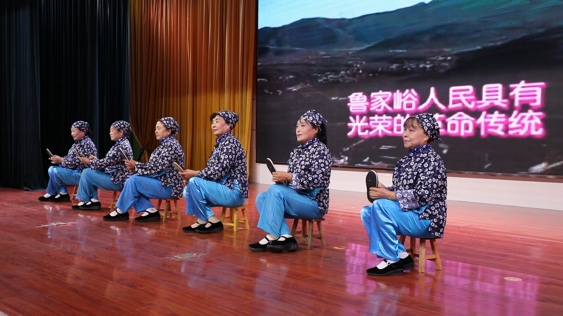 河北遵化举行“弘扬唐山五种精神 红色薪火代代传”主题课本剧创作暨戏曲进校园活动启动仪式_fororder_图为启动仪式评剧演出现场 曹建林摄