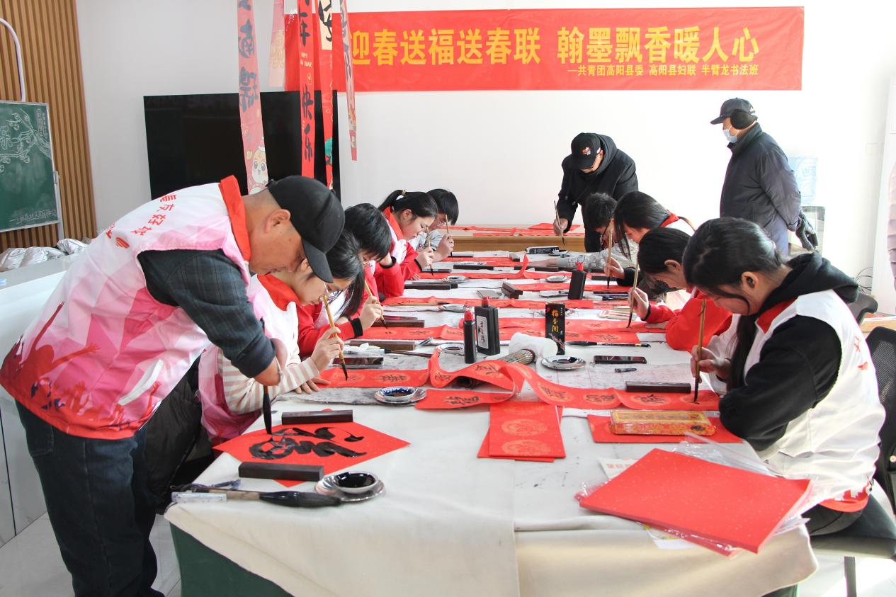 河北高阳:“小书法家”展才艺 写春联送乡邻