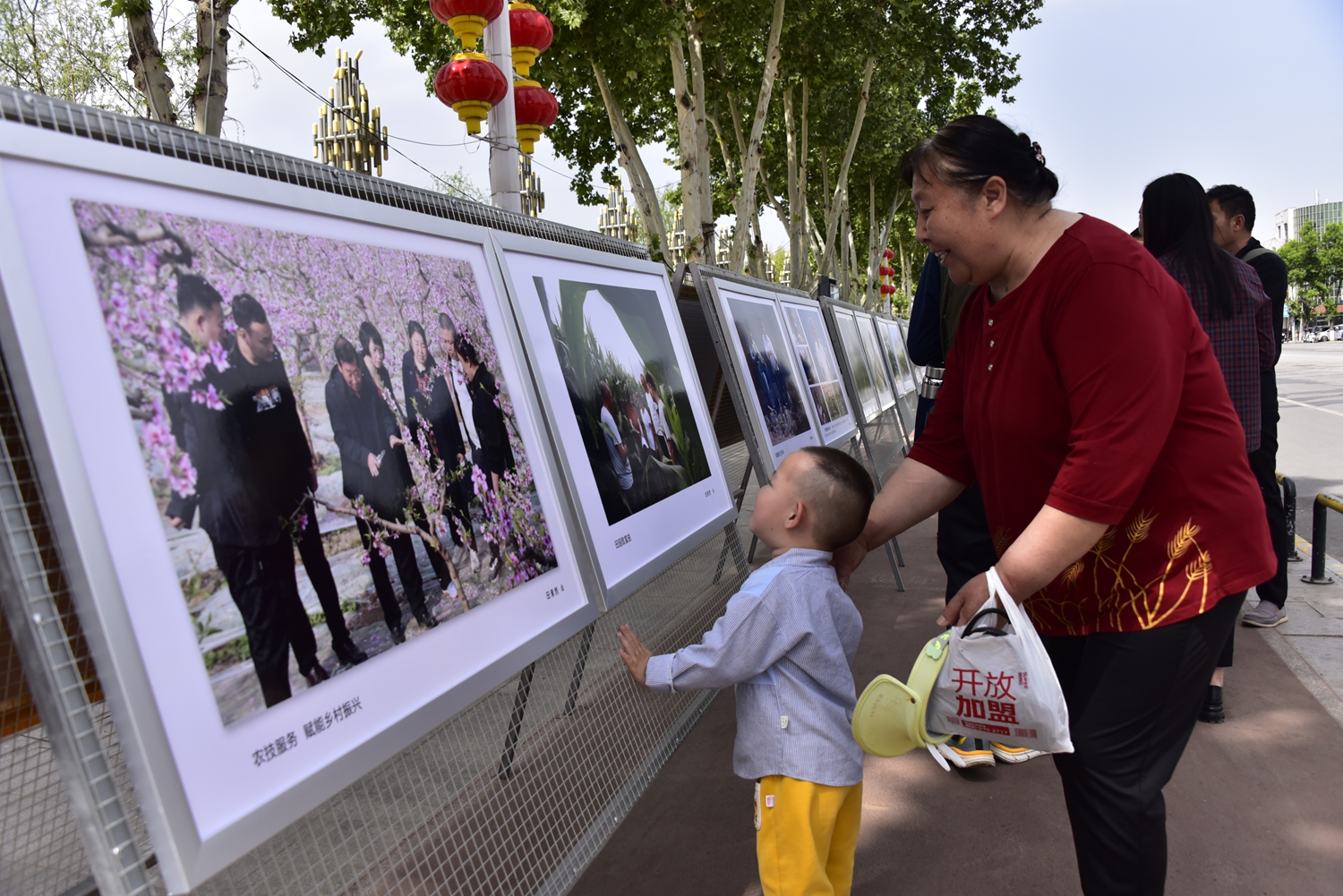 保定市满城区：劳动铸就梦想 镜头定格荣光_fororder_满城区庆祝中华全国总工会成立100周年暨五一国际劳动节摄影展现场 摄影 薛双双