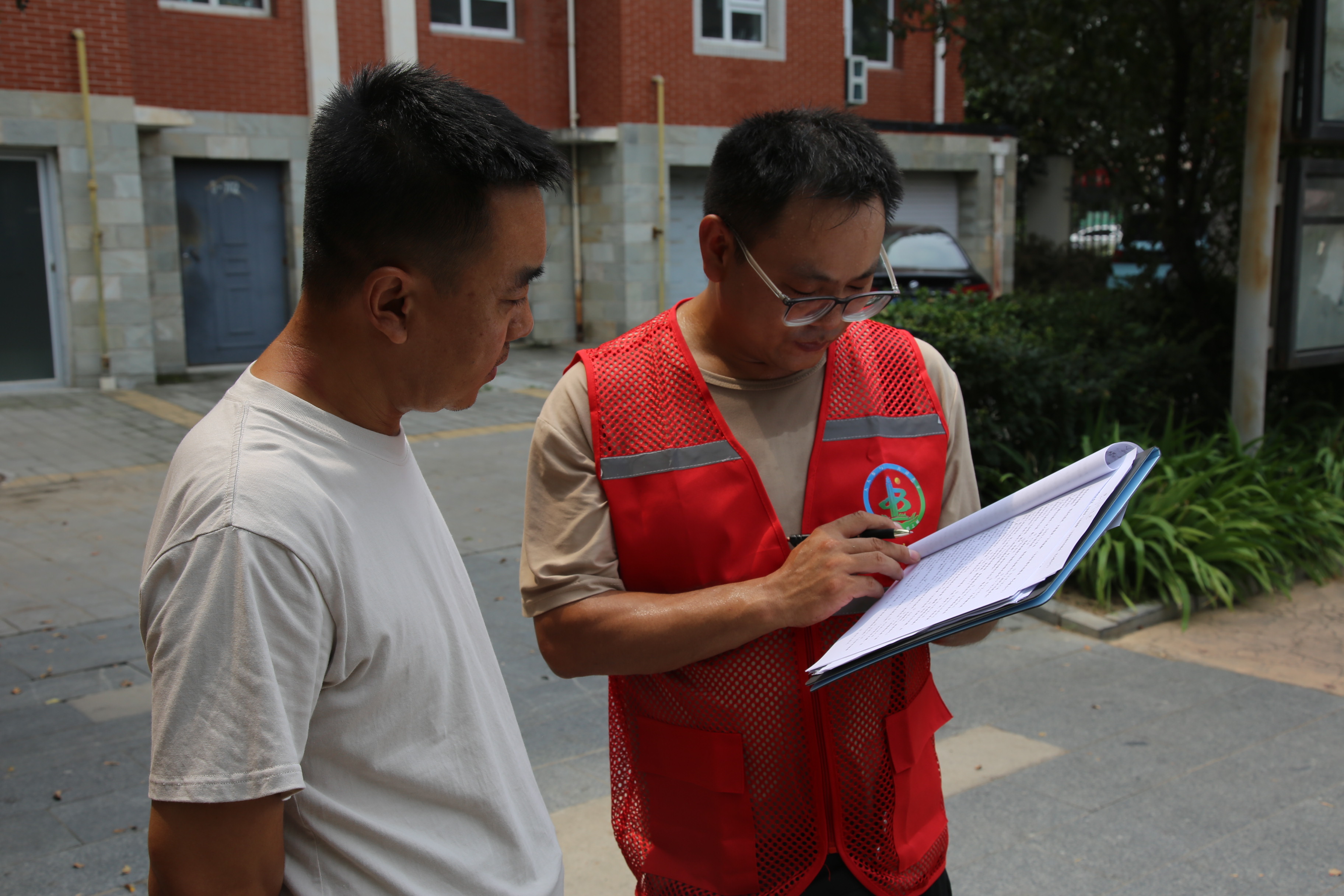 图片默认标题_fororder_市创城办督查组组长赵文彬向居民发放调查问卷 摄影 张辰泽.JPG