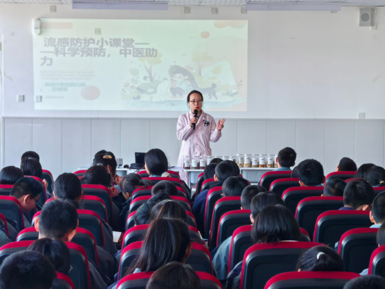 河北唐县：中医进校园 文化润心田_fororder_儿科医生正在讲解防护知识