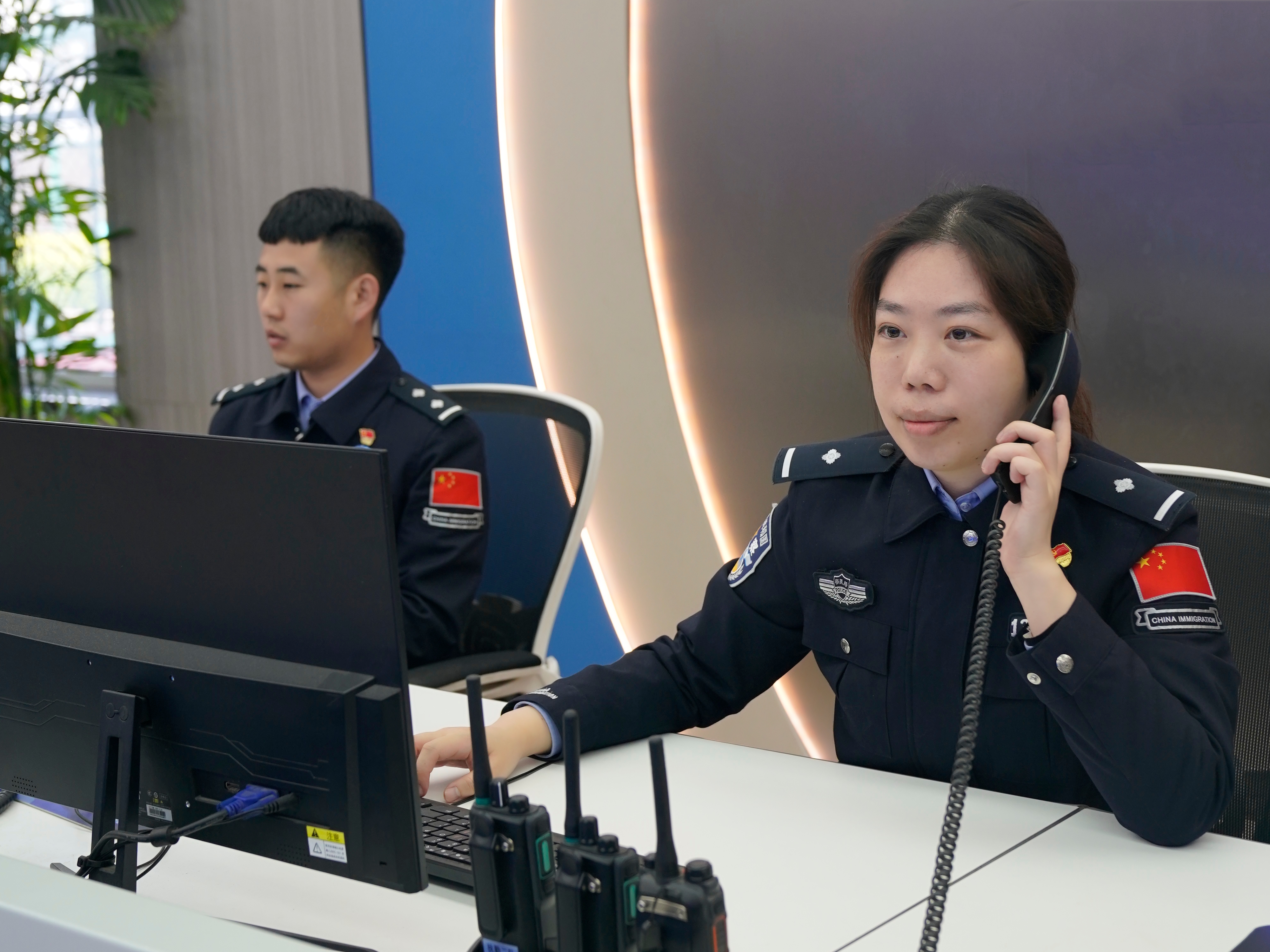 十二载芳华，移民管理女警王琼的国门守护故事_fororder_王琼正在为群众答疑解问