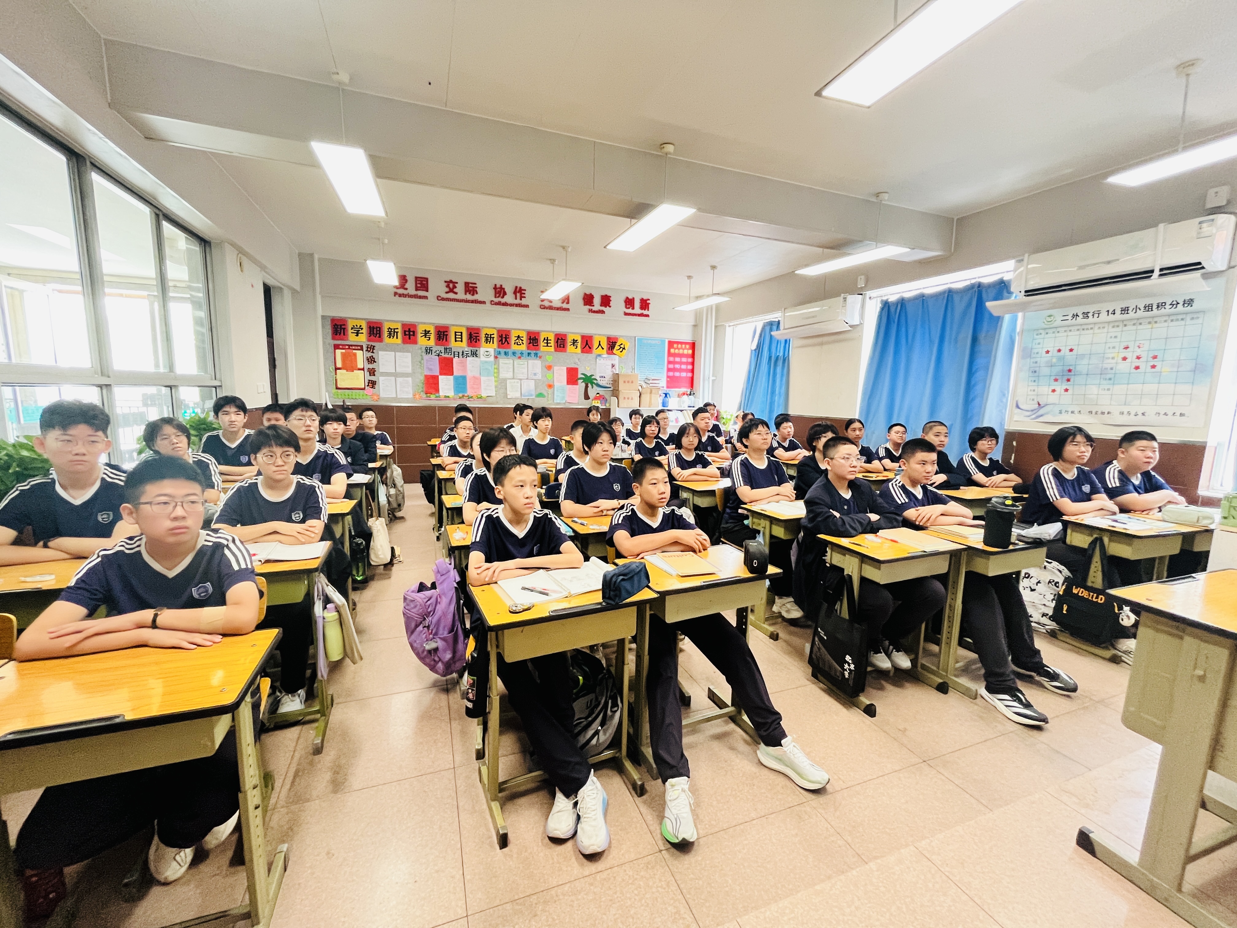 弘扬抗战精神 厚植爱国情怀——石家庄四十三中初二14班学生集体观看阅兵直播_fororder_微信图片_20250903132646
