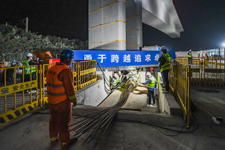 雄忻高铁跨京广铁路特大桥连续梁成功转体