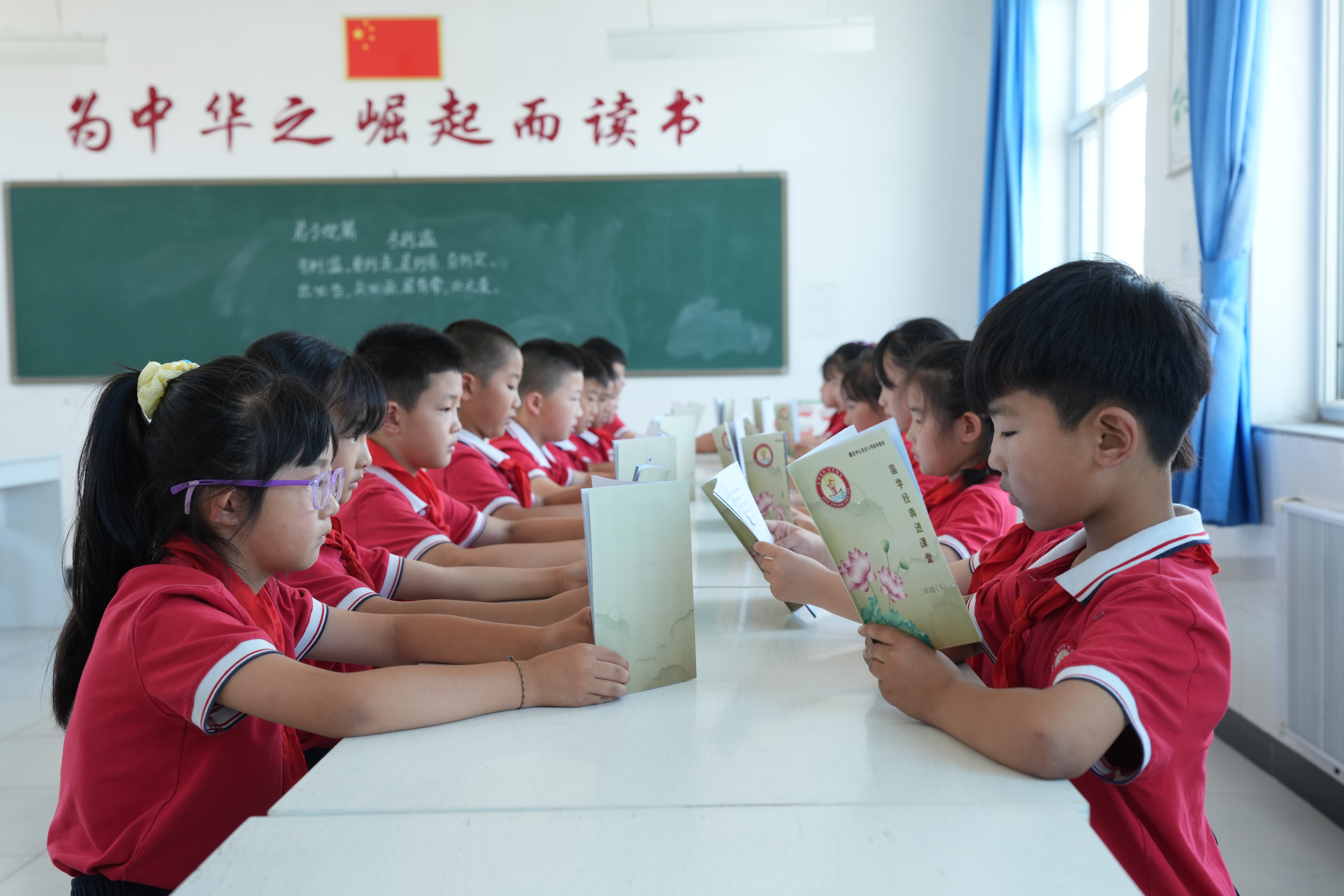 河北迁安：传承国学经典 培育儒雅少年_fororder_图为迁安市彭店子镇霍庄小学学生在阅读课上阅读国学经典。张泽慧摄.JPG