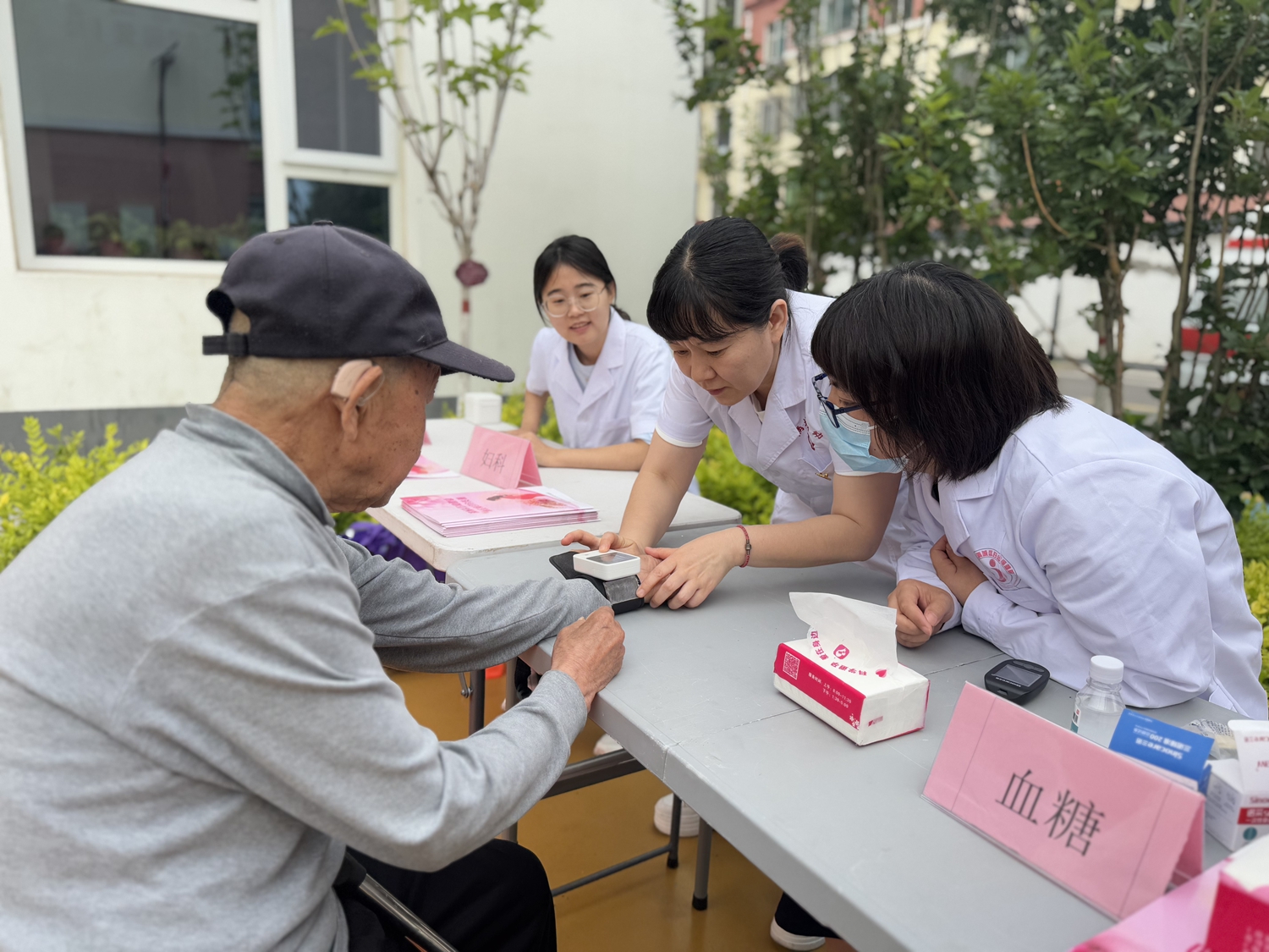 保定市满城区：党旗引领惠民生 健康同行促发展_fororder_义诊现场为群众监测血糖 摄影 赵凡舒