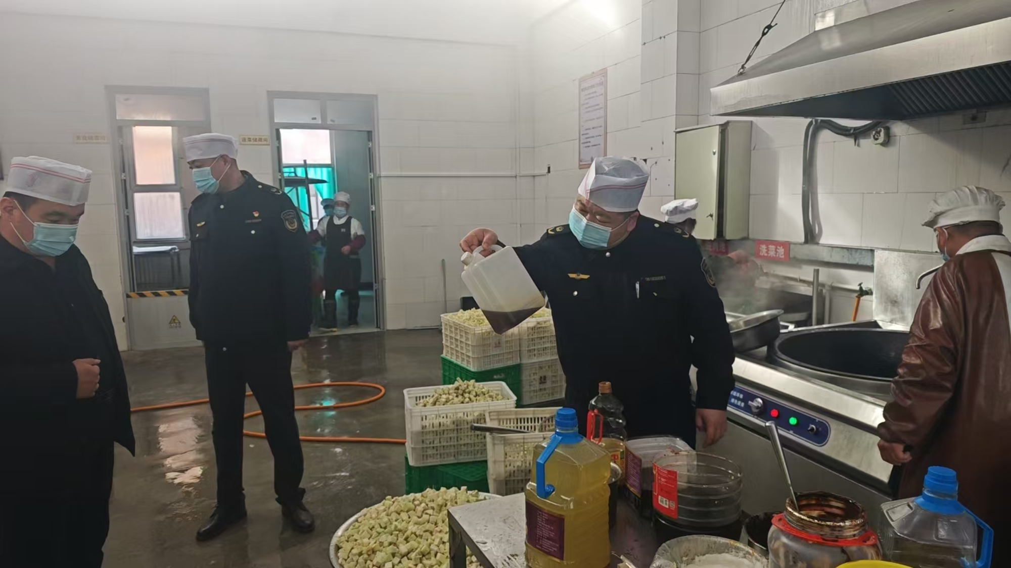 保定市满城区：守护师生“舌尖上的安全”_fororder_执法人员查验学校后厨调料 摄影 白媛媛