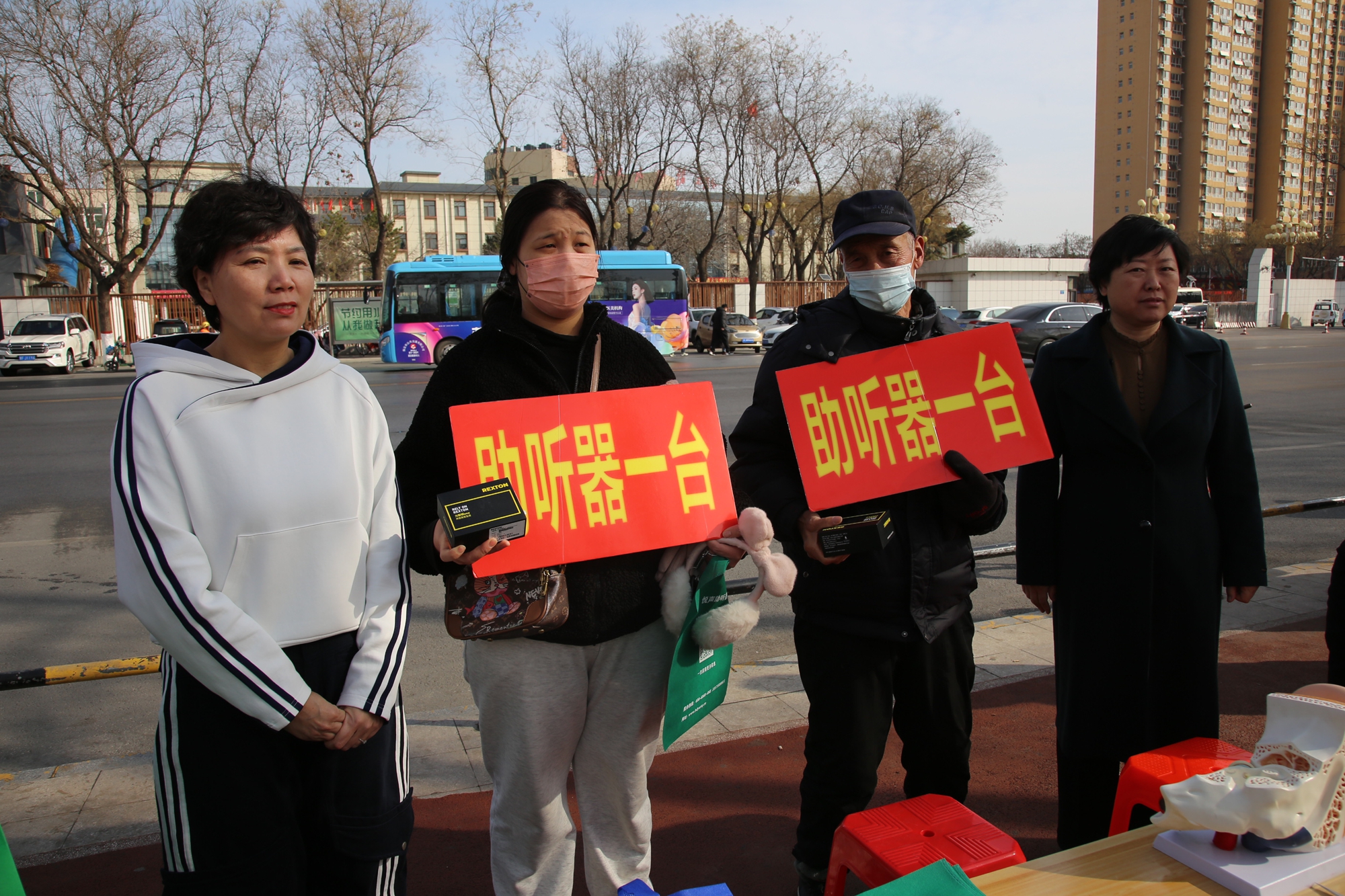 保定市满城区开展第二十六次全国爱耳日系列宣传活动_fororder_现场为听障人士发放助听器 摄影 袁野.JPG