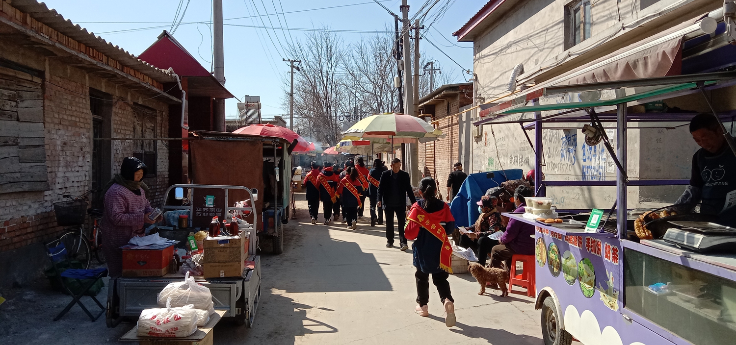 保定市满城区：传承雷锋精神 共筑绿色家园_fororder_满城区许村志愿小分队到集市上开展志愿活动 摄影 王丽