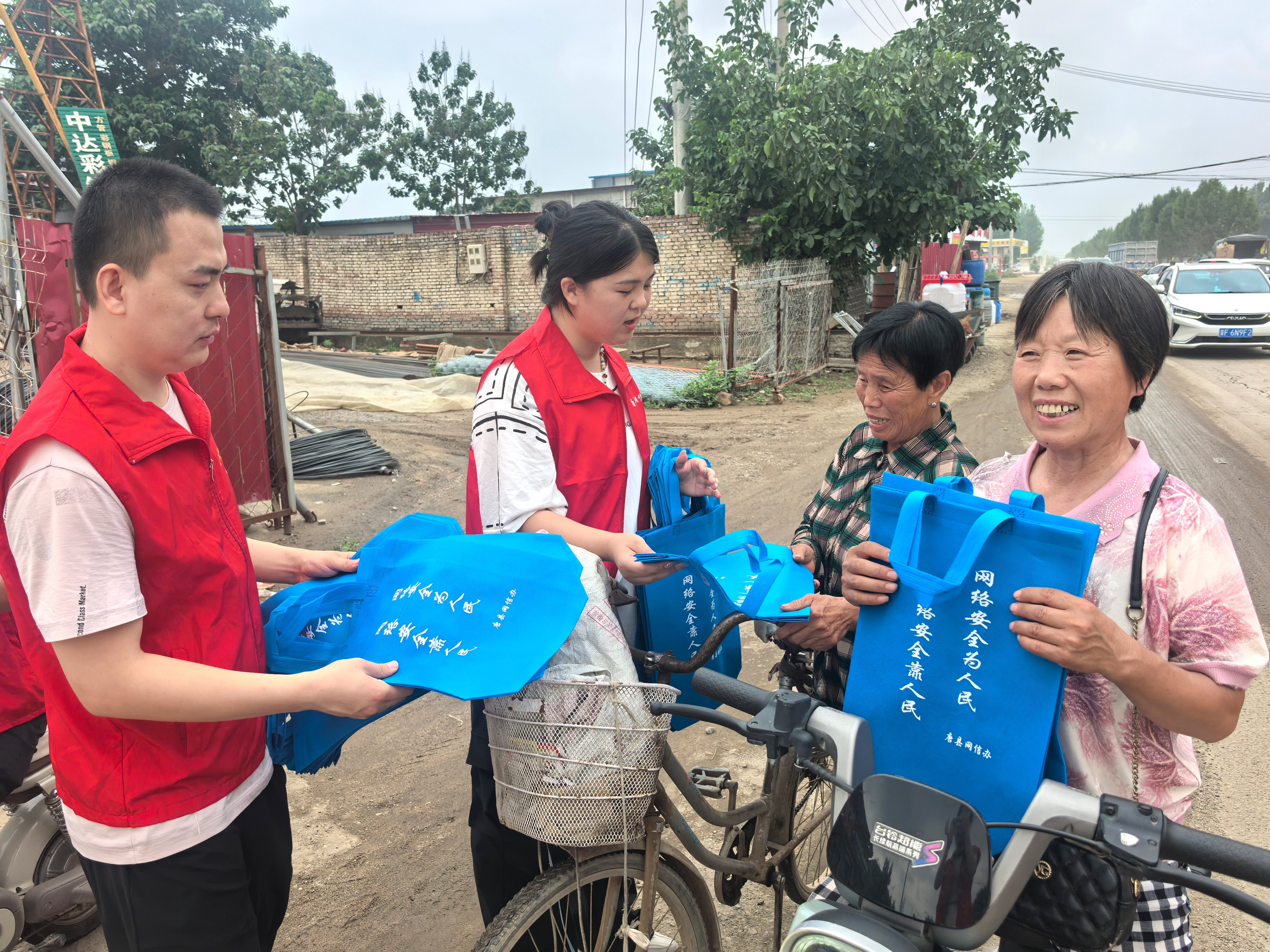 河北唐县：网络安全进乡村 数字素养促提升_fororder_在唐县南店头村，志愿者讲解网络安全知识并发放宣传手袋