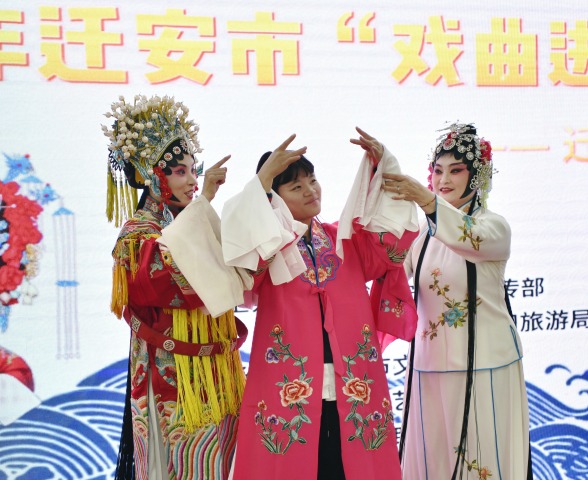 河北迁安：戏曲进校园 评韵润心田