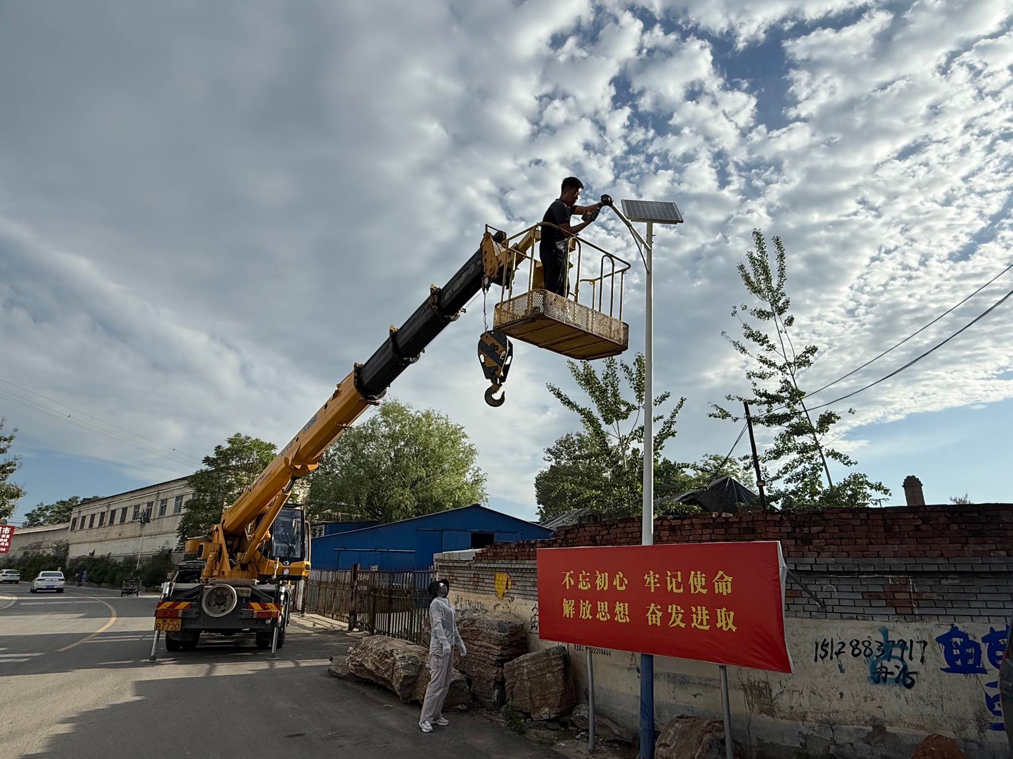 保定市满城区：巡察暖民心 点亮幸福路_fororder_神星镇维修路灯 摄影 袁贺然