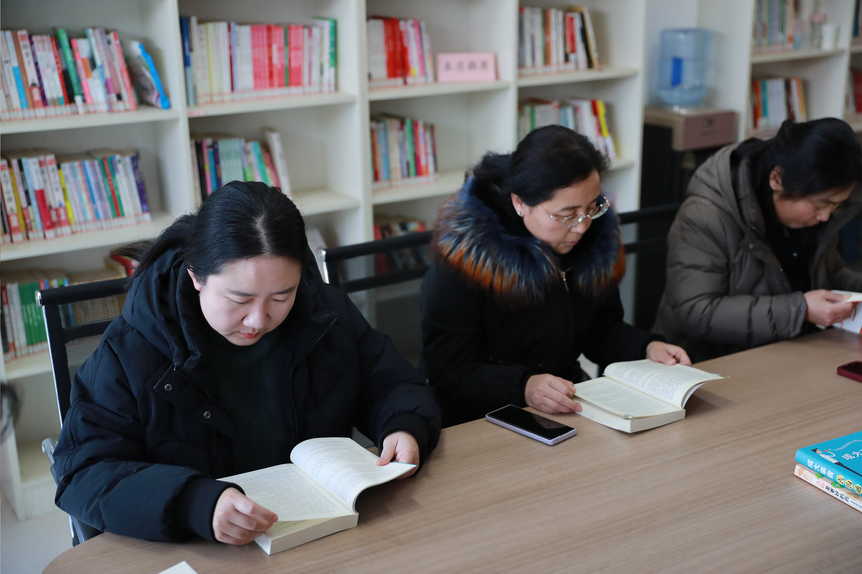 河北顺平：阅读迎新春 书香润社区_fororder_图2