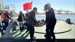 唐山边检站开通紧急通道 快速救助受伤中国船员