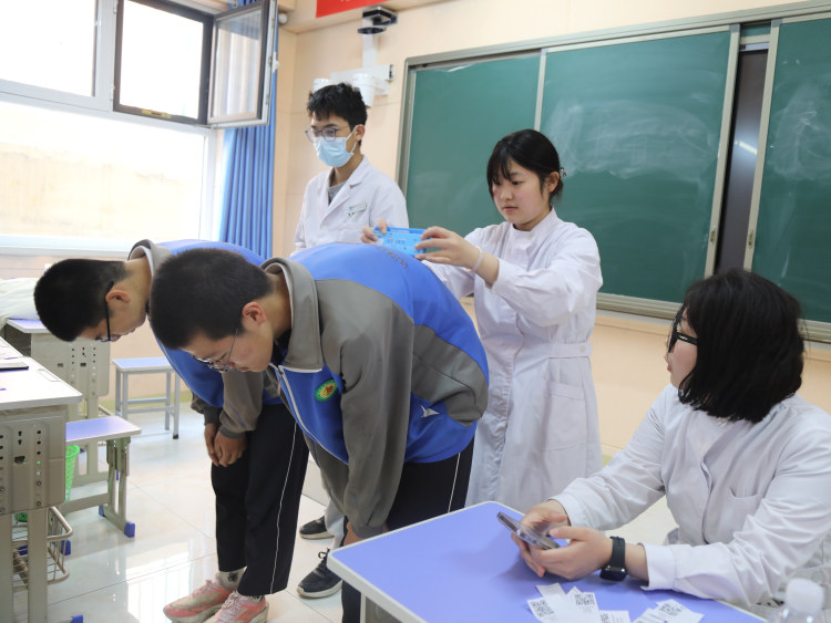 河北唐县：数字化脊柱筛查护航学生成长_fororder_医护人员正在为学生们检查