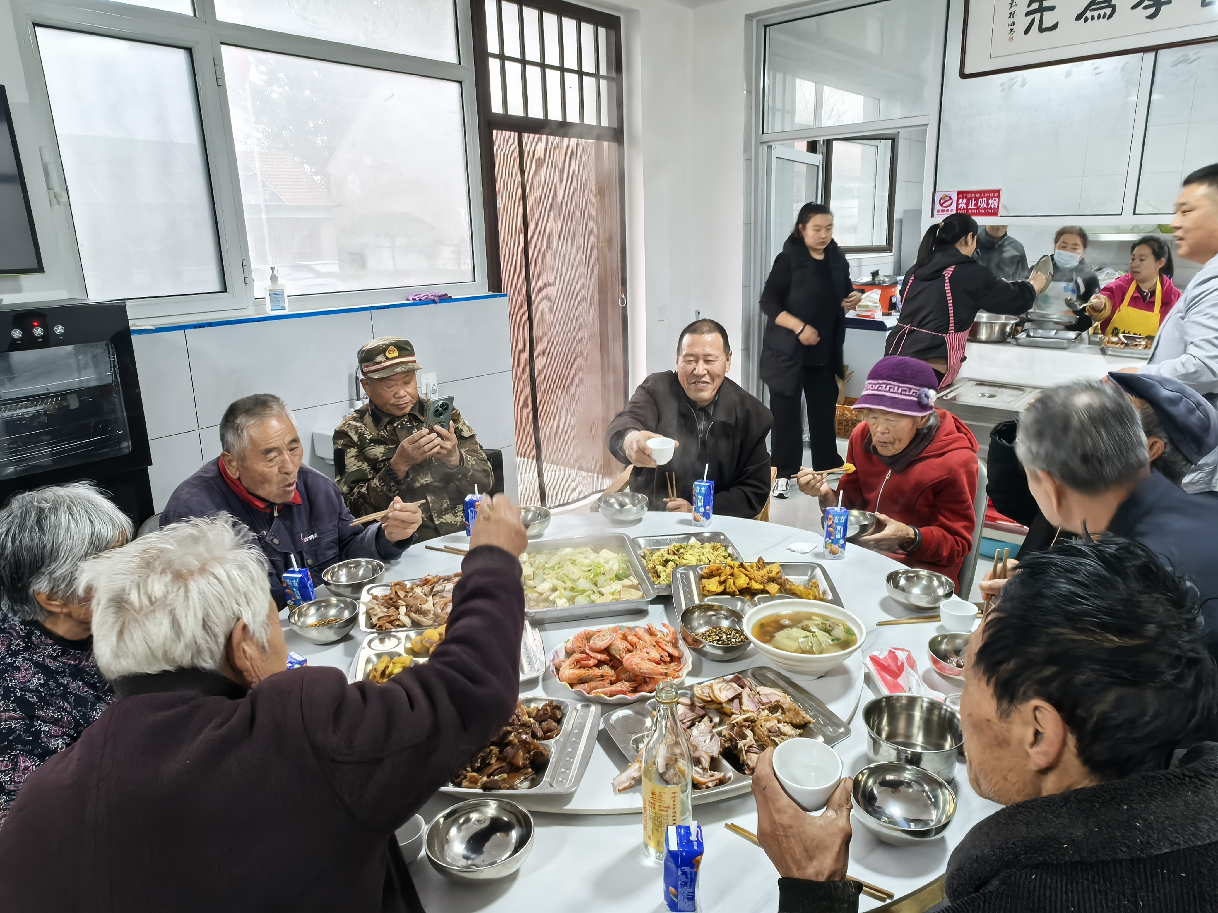 河北遵化：重阳邻里聚 美德润人心_fororder_图为遵化市兴旺寨镇黄土岗村新时代文明实践站开展重阳节暖心聚餐活动 兴旺寨镇供图
