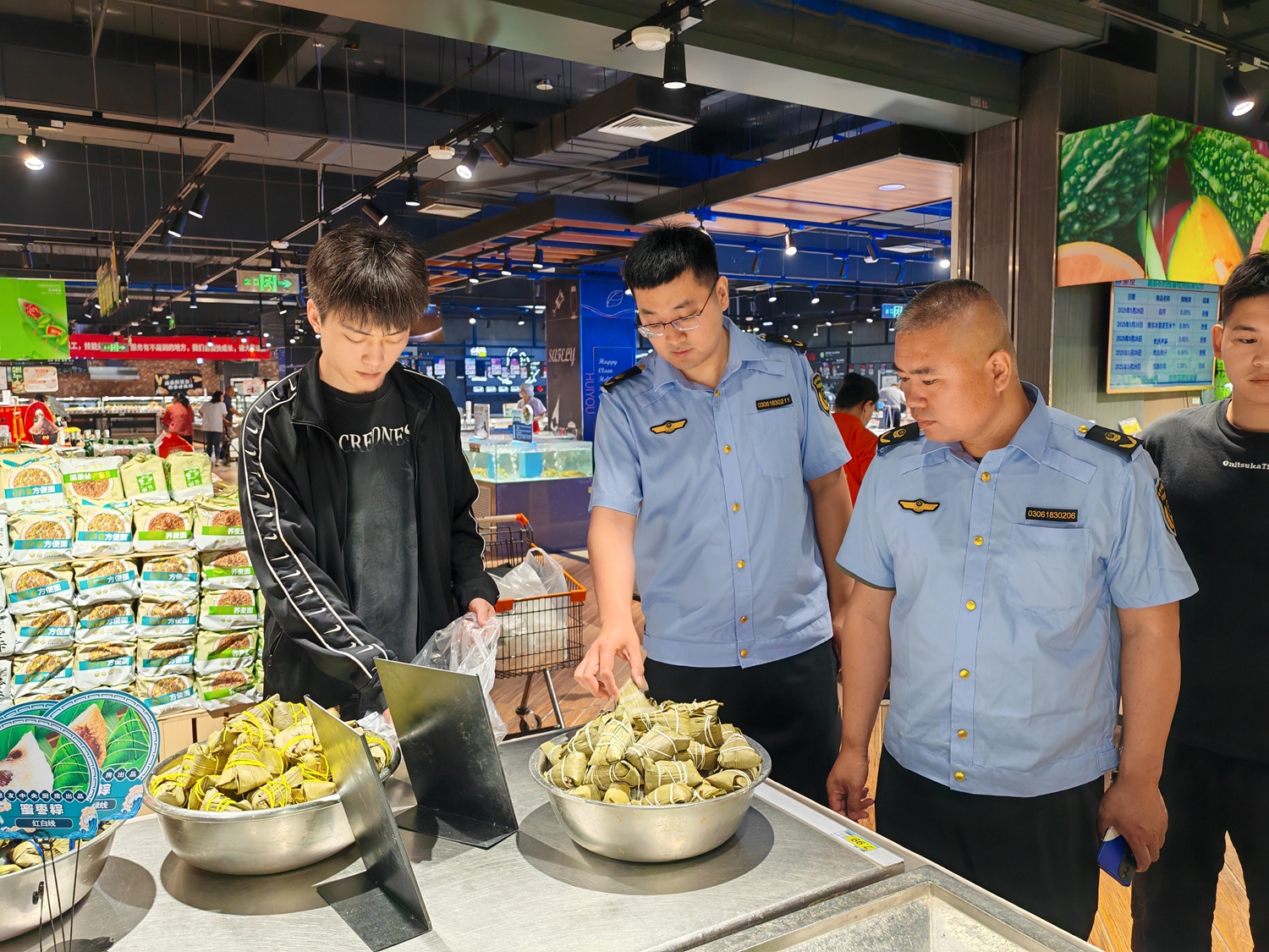 保定市满城区开展端午节前食品安全专项检查_fororder_执法人员陪同第三方检测机构人员取样 摄影 刘鑫宇