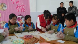 河北迁安：百名师生玫瑰园里研学拾趣