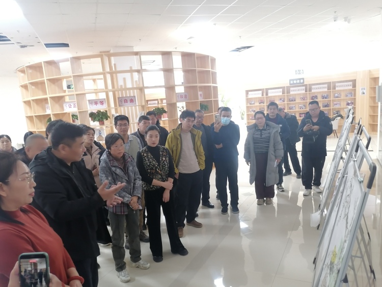 河北蠡县：笔墨传情 文化赋能 保定美协携手蠡县深耕基层精神文明_fororder_0003：保定市美术协会主席刘发起点评画作。