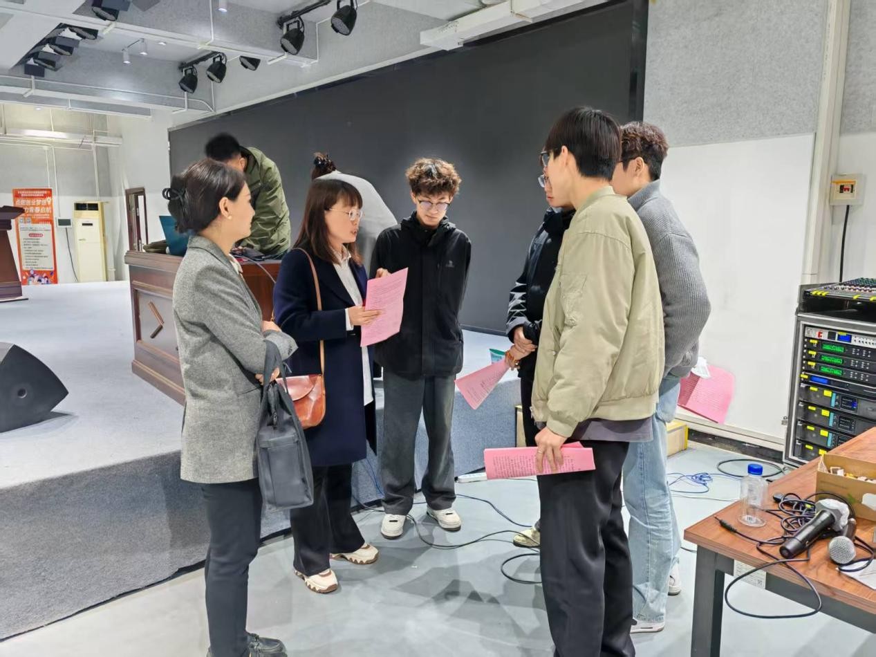 保定市莲池区：校企对接促就业_fororder_图片三：工作人员在河北工艺美术学院为有意愿创业的高校毕业生解答相关创业政策。（齐旭东摄）